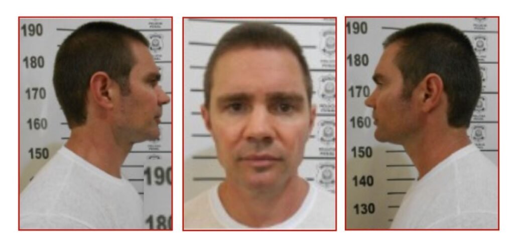 O empresário **Daniel Vorcaro**, proprietário do **Banco Master**, está prestes a apresentar uma proposta de **delação premiada** à **Polícia Federal (PF)** e à **Procuradoria-Geral da República (PGR)**. A expectativa é que essa apresentação ocorra dentro de três semanas. Vorcaro, que está detido desde 19 de março na Superintendência da PF em Brasília, ocupa a mesma cela que o ex-presidente Jair Bolsonaro utilizou antes de ser transferido para a Papudinha. A proposta de delação visa revelar nomes de autoridades que faziam parte de sua rede de apoio e oferecer compensação financeira pelo prejuízo causado a investidores. Por que a delação premiada de Daniel Vorcaro é importante? Segundo a publicação, a defesa de Vorcaro acredita que as revelações do empresário têm um potencial significativo, o que pode resultar em benefícios mais vantajosos do que os obtidos por Mauro Cid, que também fez delação premiada em um caso de tentativa de golpe de Estado. A delação de Vorcaro é vista com apreensão em Brasília devido ao seu relacionamento com diversas esferas de poder. Como está sendo preparada a proposta de delação? Vorcaro tem se reunido diariamente com sua equipe de defesa, composta por cinco advogados, sob a coordenação de Sérgio Leonardo e José Luís Oliveira Lima, conhecido como Juca. Esses encontros, que ocorrem das 9h às 17h, são dedicados à organização das informações que serão incluídas na proposta de delação. A ideia é que a delação aponte nomes de autoridades e ofereça pagamento pelo rombo causado a investidores, um dos pontos mais desafiadores da colaboração. O que acontece se a proposta for aceita? Caso a PF e a PGR aceitem os termos da delação, as negociações formais serão iniciadas. Se o acordo for homologado pelo ministro André Mendonça, do Supremo Tribunal Federal (STF), estima-se que o processo completo dure cerca de 60 dias. Qual é o contexto da prisão de Vorcaro? O empresário é o foco de uma investigação que apura irregularidades financeiras e prejuízos bilionários no mercado de investimentos. Durante sua detenção, Vorcaro recebeu a visita de seus pais na Superintendência da PF em Brasília, um encontro marcado por emoção após dias de isolamento no sistema penitenciário federal. Por que a delação de Vorcaro é vista com apreensão? O movimento de sua defesa é observado com cautela em Brasília devido ao trânsito que o dono do Banco Master mantinha em diferentes esferas de poder. A delação pode trazer à tona informações sensíveis sobre autoridades e figuras influentes, o que pode ter repercussões significativas no cenário político e econômico. Em resumo, a proposta de **delação premiada** de **Daniel Vorcaro** é um desenvolvimento crucial em uma investigação de grande escala sobre irregularidades financeiras. A expectativa é que as revelações do empresário possam impactar significativamente o cenário político e econômico, dependendo dos nomes e informações que ele venha a divulgar. A defesa de Vorcaro está empenhada em negociar termos vantajosos, refletindo a importância e o potencial das informações que ele pode oferecer.