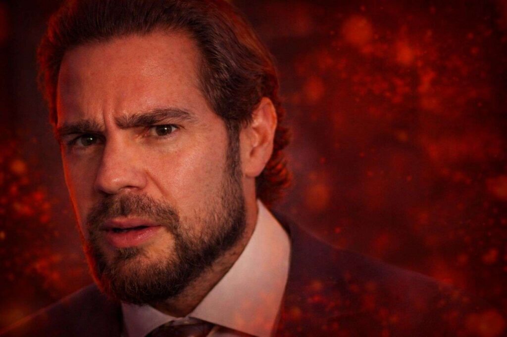 Daniel Vorcaro, figura central em um caso de grande repercussão, teria comunicado a interlocutores que não tem a intenção de incluir **ministros do Supremo Tribunal Federal (STF)** em sua delação premiada, a menos que isso se torne "inevitável". Segundo a publicação, essa declaração foi vista como um "recadinho" enviado através da imprensa, sugerindo uma tentativa de controlar os danos e limitar o alcance de sua colaboração com a justiça. Esse movimento estratégico de Vorcaro levanta questões sobre a integridade e a abrangência de sua delação, especialmente em um cenário onde a transparência e a responsabilidade são cruciais para a confiança pública no sistema judicial. A decisão de Vorcaro de potencialmente omitir informações sobre ministros do STF coloca o ministro **André Mendonça** em uma posição crítica. Cabe a Mendonça, como parte do Supremo, avaliar a validade e a completude da delação proposta. Segundo o site, a preocupação é que uma delação "amputada" possa comprometer a eficácia das investigações e a justiça dos processos em curso. Mendonça, portanto, tem a responsabilidade de garantir que qualquer acordo de delação premiada seja abrangente e não omita informações relevantes que possam impactar o julgamento de casos importantes. A integridade do processo judicial depende de delações completas e precisas, que não deixem de fora figuras influentes ou informações críticas. Esse cenário destaca a complexidade das delações premiadas no Brasil, onde interesses pessoais e pressões externas podem influenciar o conteúdo das colaborações. A decisão de Vorcaro e a resposta de Mendonça serão observadas de perto, pois podem estabelecer precedentes para futuros casos de delação. A sociedade espera que a justiça prevaleça e que todos os envolvidos em irregularidades sejam devidamente investigados e responsabilizados, independentemente de sua posição ou influência. A transparência e a justiça são pilares fundamentais para a confiança pública, e qualquer percepção de manipulação ou omissão pode ter consequências significativas para a credibilidade das instituições judiciais.