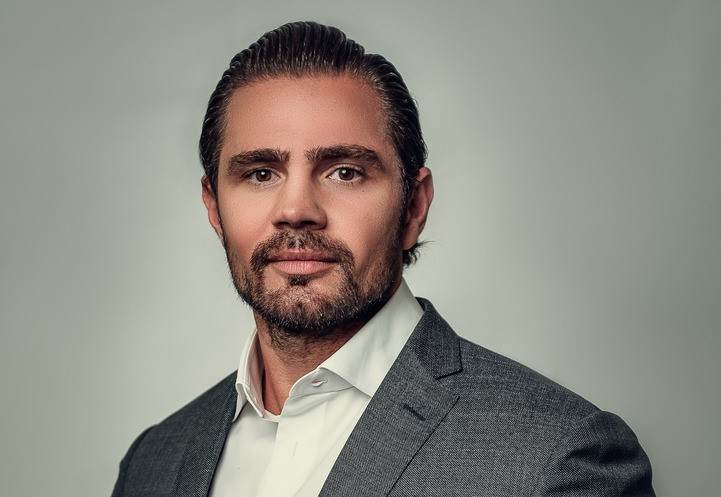 **Vorcaro**, ex-banqueiro, está buscando um acordo de delação premiada que promete ser discreto, mas com foco no "andar de cima", ou seja, nas altas esferas do poder político. Segundo a publicação da CNN Brasil, o objetivo de Vorcaro é evidenciar as conexões políticas do **Banco Master**, instituição financeira com a qual esteve envolvido. Essa estratégia de delação tem como finalidade principal confirmar um acordo de colaboração com as autoridades, o que pode trazer à tona informações valiosas sobre a relação entre o banco e figuras influentes no cenário político. A delação de Vorcaro, conforme relatado pela CNN Brasil, pretende lançar luz sobre as complexas interações entre o Banco Master e políticos de alto escalão. Essa abordagem visa não apenas expor possíveis irregularidades, mas também demonstrar como o banco pode ter sido utilizado como uma ferramenta para influenciar decisões políticas. Ao focar no "andar de cima", Vorcaro espera que sua colaboração seja vista como um esforço significativo para desmantelar esquemas de corrupção que envolvem figuras poderosas, aumentando assim suas chances de obter benefícios legais em troca das informações fornecidas. O processo de delação de Vorcaro, ainda segundo a CNN Brasil, é caracterizado por sua discrição, o que pode ser uma estratégia para proteger tanto o delator quanto as investigações em curso. Ao manter um perfil baixo, Vorcaro busca evitar a exposição pública excessiva, que poderia comprometer a eficácia do acordo e a segurança das partes envolvidas. Essa abordagem cuidadosa reflete a complexidade e a sensibilidade das informações que ele pretende revelar, destacando a importância de uma condução meticulosa para que o acordo de colaboração alcance seus objetivos sem prejudicar as investigações em andamento.