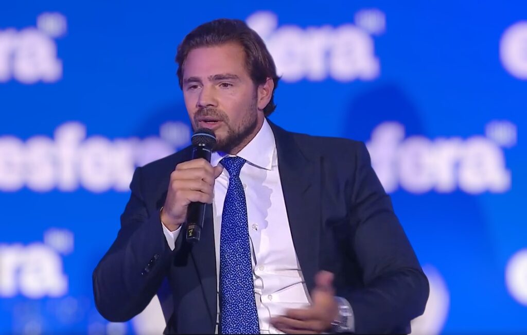 **Vorcaro não vai poupar ninguém e negocia delação com a PF** O empresário **Vorcaro** está em processo de negociação de uma delação premiada com a **Polícia Federal (PF)**, conforme relatado pela Gazeta do Povo. Este acordo de colaboração pode trazer à tona informações cruciais sobre esquemas de corrupção e outras atividades ilícitas em que ele esteve envolvido. A delação premiada é um instrumento jurídico que permite a redução de pena em troca de informações relevantes para investigações criminais. Segundo a publicação, Vorcaro está disposto a não poupar ninguém, o que sugere que ele pode revelar nomes de outros envolvidos em atividades ilegais, potencialmente impactando figuras de destaque no cenário político e empresarial. No contexto das investigações, a decisão de Vorcaro de colaborar com a justiça pode ser um divisor de águas. A Gazeta do Povo destaca que a delação pode abranger uma vasta rede de corrupção, envolvendo contratos públicos e privados. A expectativa é que as informações fornecidas por Vorcaro ajudem a desmantelar esquemas complexos e a responsabilizar os envolvidos. Este tipo de colaboração é frequentemente utilizado em casos de grande repercussão, pois pode acelerar o processo investigativo e judicial, além de trazer à luz práticas corruptas que, de outra forma, permaneceriam ocultas. A repercussão da delação de Vorcaro pode ser significativa, tanto no âmbito jurídico quanto no político. Conforme a Gazeta do Povo, a revelação de nomes e detalhes de esquemas pode levar a uma série de investigações subsequentes, impactando a carreira de diversos indivíduos e a imagem de instituições. Além disso, a delação pode servir como um alerta para outros envolvidos em atividades ilícitas, demonstrando que a colaboração com a justiça é uma alternativa viável para aqueles que buscam atenuar suas penas. A sociedade, por sua vez, aguarda ansiosamente por justiça e transparência, na esperança de que tais revelações contribuam para um ambiente mais ético e responsável.