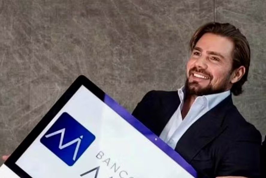 **Vorcaro** está se preparando para seu primeiro depoimento à **Polícia Federal** (PF) em um momento crucial, enquanto negocia um possível acordo de delação premiada. Este desenvolvimento ocorre após a assinatura de um acordo de confidencialidade relacionado à **operação Master**, conforme relatado pelo site InfoMoney. A defesa de Vorcaro intensificou as reuniões, sinalizando a importância estratégica desse depoimento e das negociações em curso. O acordo de confidencialidade sugere que informações sensíveis podem estar em jogo, o que pode impactar significativamente o andamento das investigações. Segundo a publicação, a operação Master é uma investigação de grande escala que tem atraído atenção significativa devido à sua complexidade e ao número de envolvidos. A delação premiada de Vorcaro pode fornecer detalhes valiosos que ajudem a esclarecer aspectos obscuros da operação. A intensificação das reuniões pela defesa indica que cada detalhe está sendo cuidadosamente analisado para garantir que o depoimento de Vorcaro seja alinhado com os interesses de sua defesa e com os requisitos legais do acordo de delação. Este tipo de colaboração com as autoridades pode resultar em benefícios legais para Vorcaro, caso ele forneça informações substanciais que contribuam para o avanço das investigações. O contexto em que Vorcaro se encontra é delicado e requer uma abordagem estratégica. As negociações de delação são complexas e envolvem não apenas a disposição de colaborar com as autoridades, mas também a necessidade de proteger os interesses do delator. Segundo o site InfoMoney, o depoimento à PF será um momento decisivo que poderá influenciar o rumo das investigações e o futuro de Vorcaro. A expectativa é que, com a delação, novas informações venham à tona, potencialmente implicando outros envolvidos e esclarecendo pontos críticos da operação Master. Assim, o depoimento de Vorcaro não é apenas um procedimento legal, mas uma peça chave em um quebra-cabeça maior que pode redefinir os rumos da investigação.