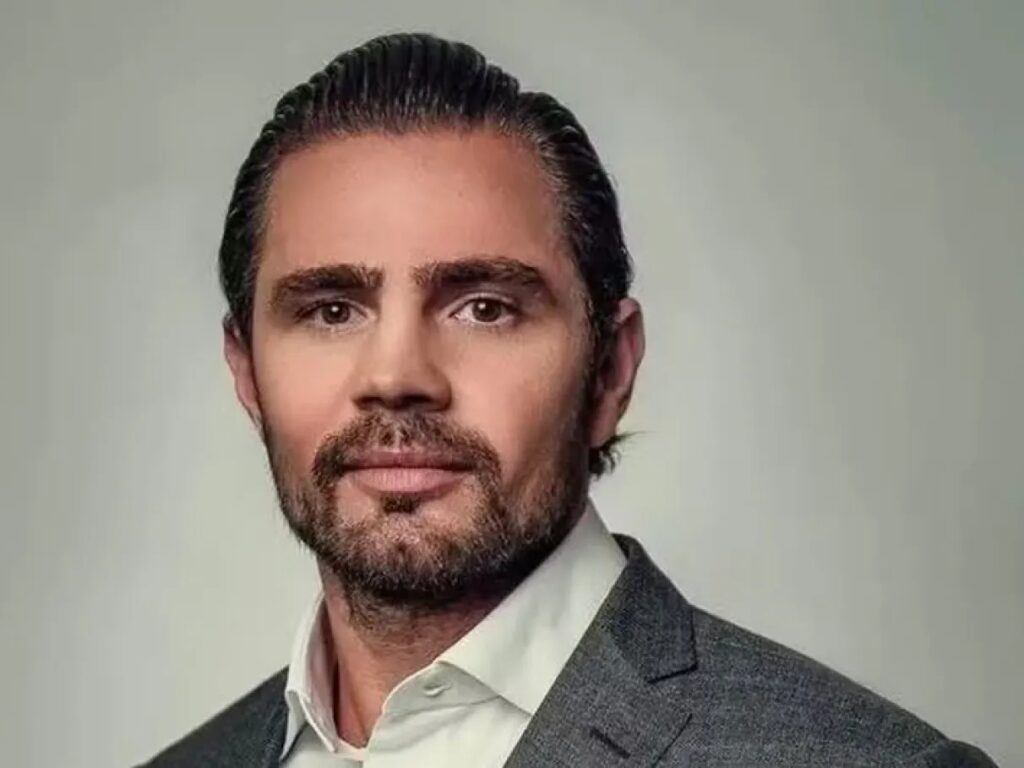 O banqueiro **Daniel Vorcaro**, proprietário do Banco Master, sofreu um surto enquanto estava detido na **Penitenciária Federal de Brasília**. Durante o episódio, Vorcaro esmurrava as paredes de sua cela e gritava nomes de autoridades, o que resultou em ferimentos que exigiram atendimento médico. A informação foi divulgada pela coluna Radar, no site da revista Veja, na noite de sexta-feira, 13 de outubro. Este incidente ocorreu no mesmo dia em que a Segunda Turma do Supremo Tribunal Federal (STF) formou uma decisão relevante, embora os detalhes dessa decisão não tenham sido especificados na publicação. O comportamento de Vorcaro, conforme relatado, destaca as tensões e pressões enfrentadas por indivíduos em situações de encarceramento, especialmente aqueles envolvidos em casos de grande repercussão. A necessidade de atendimento médico após o surto indica a gravidade do episódio e levanta questões sobre o estado de saúde mental do banqueiro. Segundo a publicação, não foram fornecidos detalhes adicionais sobre o tratamento recebido ou sobre o estado atual de Vorcaro após o incidente. A situação também chama a atenção para as condições nas quais os detentos são mantidos e como essas condições podem impactar seu bem-estar físico e mental. A relação entre o surto de Vorcaro e a decisão da Segunda Turma do STF, embora não explicitada, sugere uma possível conexão entre eventos judiciais e o estado emocional do banqueiro. A publicação não esclarece se a decisão do STF estava diretamente relacionada ao caso de Vorcaro, mas o timing dos eventos pode indicar uma correlação. Este episódio ressalta a complexidade dos casos judiciais de alto perfil e as múltiplas pressões enfrentadas pelos envolvidos, tanto dentro quanto fora do sistema penitenciário.