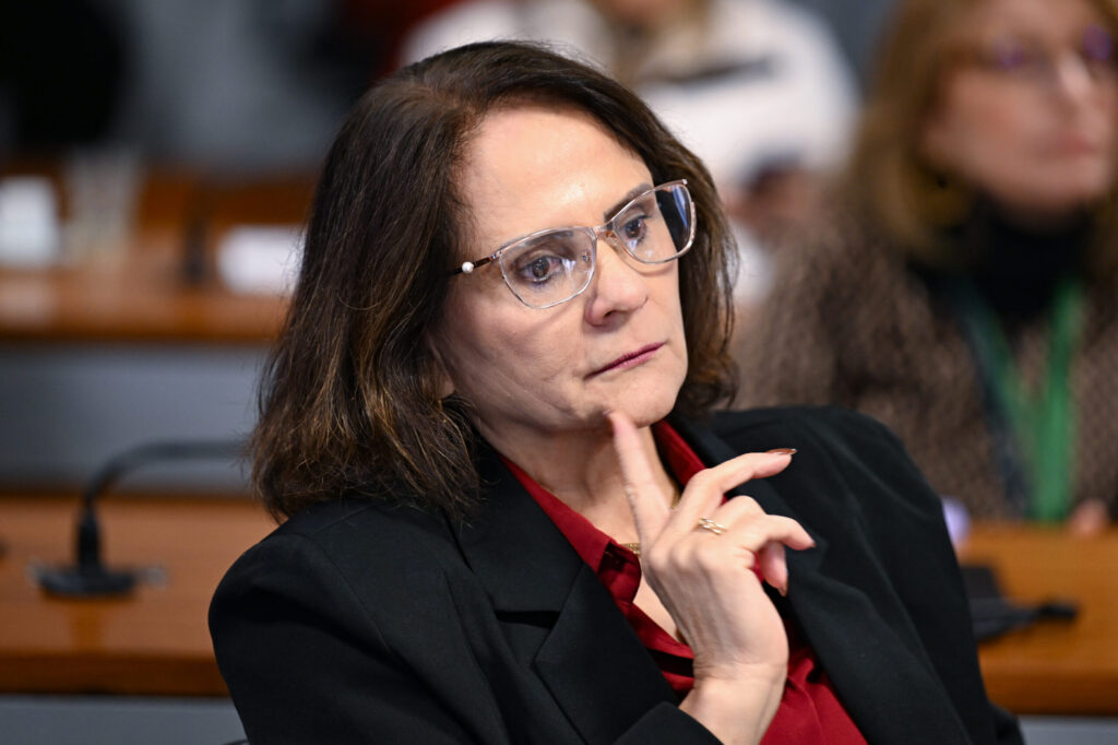 A senadora **Damares Alves** (Republicanos-DF) revelou que o banqueiro **Daniel Vorcaro**, controlador do **Banco Master**, possuía uma extensa rede de informantes em diversas instituições públicas e privadas no Brasil. Essa afirmação foi feita após Damares passar um domingo analisando documentos sigilosos relacionados à investigação sobre Vorcaro. Esses documentos estavam disponíveis em uma sala-cofre no Senado, destinada à consulta restrita de dados, conforme relatado pela publicação. Segundo a senadora, a rede de informantes de Vorcaro era vasta e bem estruturada, permitindo que ele tivesse acesso a informações privilegiadas de várias esferas do governo e do setor privado. Essa rede teria sido fundamental para que Vorcaro pudesse influenciar decisões e obter vantagens em seus negócios. A investigação, que ainda está em andamento, busca entender a extensão da influência de Vorcaro e como ele utilizava essas informações para seus interesses pessoais e empresariais. A análise dos documentos sigilosos é parte crucial desse processo investigativo, segundo o site. A declaração de Damares Alves destaca a preocupação com a integridade das instituições públicas e a necessidade de medidas para prevenir a infiltração de interesses privados em decisões governamentais. A senadora enfatizou a importância de uma investigação rigorosa para garantir que práticas como as atribuídas a Vorcaro sejam identificadas e combatidas. A revelação sobre a rede de informantes levanta questões sobre a segurança das informações dentro das instituições e a necessidade de reforçar mecanismos de controle e transparência, conforme discutido na publicação.