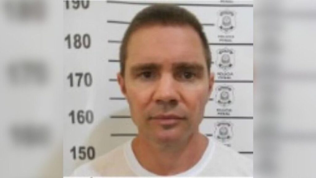 **Daniel Vorcaro**, um nome que recentemente ganhou destaque, foi transferido para uma cela na **Superintendência da Polícia Federal**, em Brasília. Este local específico já foi ocupado por ninguém menos que o ex-presidente **Jair Bolsonaro**. Mas quem é Daniel Vorcaro e por que sua transferência para esta cela é significativa? Daniel Vorcaro é uma figura envolvida em investigações que despertaram o interesse público e da mídia. Sua transferência para a cela anteriormente ocupada por Bolsonaro levanta questões sobre a natureza das acusações contra ele e o simbolismo deste espaço dentro da Superintendência da Polícia Federal. A cela em questão ganhou notoriedade durante o período em que Bolsonaro esteve detido, tornando-se um ponto de interesse para aqueles que acompanham de perto os desdobramentos políticos e judiciais no Brasil. Por que a cela onde Bolsonaro ficou preso é tão relevante? Durante o tempo em que Bolsonaro esteve detido, a cela tornou-se um símbolo das tensões políticas no país. A detenção de um ex-presidente é um evento raro e significativo, refletindo a complexidade do cenário político brasileiro. Assim, a ocupação desta cela por Vorcaro não é apenas uma questão de logística, mas também de simbolismo, sugerindo uma continuidade ou uma nova fase nas investigações que envolvem figuras de destaque. O que levou à transferência de Vorcaro para esta cela específica? Embora os detalhes exatos das acusações contra Vorcaro não sejam amplamente divulgados, sua transferência para a Superintendência da Polícia Federal em Brasília indica a seriedade das investigações em curso. Este local é frequentemente utilizado para detenções de alta importância, onde a segurança e o controle são rigorosos. A escolha desta cela pode estar relacionada à necessidade de manter Vorcaro sob vigilância próxima, garantindo que as investigações prossigam sem interferências externas. Como a transferência de Vorcaro pode impactar o cenário político atual? A presença de Vorcaro na mesma cela que Bolsonaro ocupou anteriormente pode intensificar o interesse público e midiático nas investigações. Este tipo de desenvolvimento tem o potencial de influenciar a percepção pública sobre a justiça e a política no Brasil, especialmente em um momento em que a confiança nas instituições é um tema central. Além disso, pode haver implicações para outros indivíduos envolvidos em casos semelhantes, à medida que o sistema judicial busca demonstrar imparcialidade e rigor. Quais são as possíveis consequências para Vorcaro? A detenção em uma cela de alta segurança como esta sugere que Vorcaro está sob investigação por questões de grande relevância. Dependendo dos resultados das investigações, ele pode enfrentar acusações formais que levariam a um julgamento. O desenrolar deste caso será acompanhado de perto por analistas políticos e jurídicos, bem como pelo público em geral, que busca entender as implicações mais amplas para o sistema político e judicial do Brasil. Em resumo, a transferência de Daniel Vorcaro para a cela onde Jair Bolsonaro esteve detido na Superintendência da Polícia Federal em Brasília é um evento carregado de simbolismo e importância. Reflete não apenas a seriedade das investigações em curso, mas também a complexidade do cenário político e judicial brasileiro. À medida que o caso se desenrola, ele continuará a ser um ponto focal de interesse e análise, com potenciais repercussões para o futuro político do país.