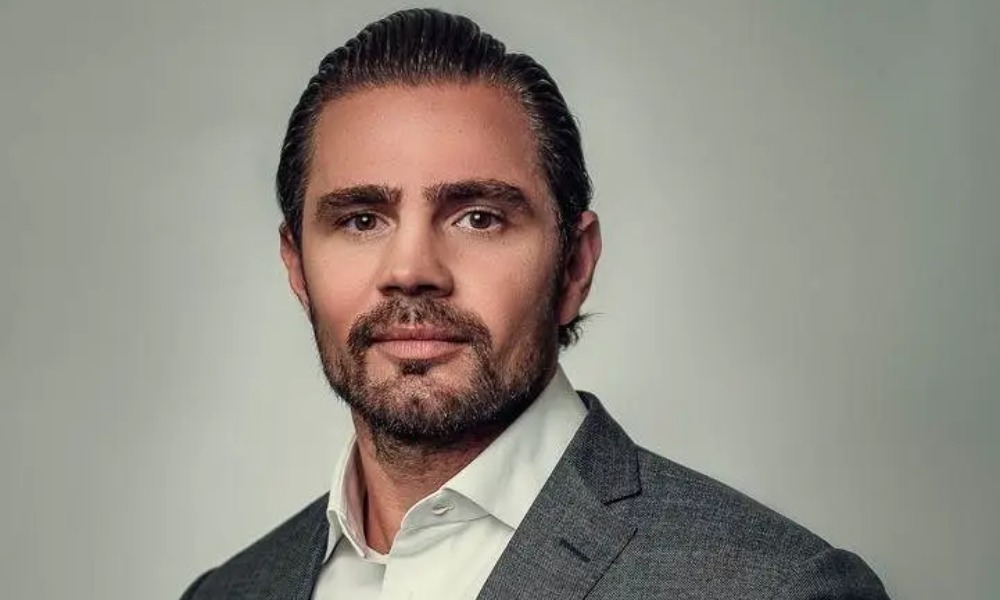 O empresário **Vorcaro**, proprietário do **Banco Master**, foi recentemente transferido para uma cela que já foi alvo de reclamações do ex-presidente **Jair Bolsonaro** devido ao barulho do ar-condicionado. Essa mudança de alojamento foi autorizada pelo ministro **André Mendonça** na última segunda-feira (23), após um pedido formal da defesa de Vorcaro. Mas por que essa transferência ocorreu e quais são os detalhes por trás dessa decisão? A transferência de Vorcaro para essa cela específica levanta algumas questões. Primeiramente, por que a defesa de Vorcaro solicitou essa mudança? A defesa pode ter buscado melhores condições para seu cliente, considerando que a cela anterior não atendia às necessidades ou expectativas de Vorcaro. Além disso, a cela em questão, apesar das reclamações de Bolsonaro sobre o ar-condicionado, pode oferecer outras vantagens em termos de segurança ou privacidade. O que levou o ministro André Mendonça a autorizar essa transferência? A decisão de Mendonça pode ter sido influenciada por fatores legais ou humanitários. É possível que a defesa de Vorcaro tenha apresentado argumentos convincentes sobre a necessidade de melhores condições de detenção, ou que a cela anterior apresentasse problemas que justificassem a mudança. Por que Bolsonaro reclamou do ar-condicionado barulhento? Durante seu período de detenção, Bolsonaro destacou o incômodo causado pelo barulho do ar-condicionado, o que sugere que o equipamento pode ser antigo ou mal mantido. Esse tipo de reclamação é comum em instalações prisionais, onde a manutenção de equipamentos nem sempre é prioritária. Como essa transferência pode impactar Vorcaro? A mudança para uma cela que já foi ocupada por uma figura pública como Bolsonaro pode ter implicações tanto positivas quanto negativas. Por um lado, pode significar melhores condições de segurança e conforto. Por outro, pode atrair atenção indesejada da mídia e do público, o que pode ser um desafio para Vorcaro e sua defesa. Quais são os próximos passos para Vorcaro e sua defesa? Após a transferência, a defesa de Vorcaro provavelmente continuará a monitorar as condições de detenção e a buscar quaisquer melhorias necessárias. Além disso, a equipe jurídica pode estar focada em questões legais mais amplas relacionadas ao caso de Vorcaro, buscando garantir que seus direitos sejam respeitados durante todo o processo. Em resumo, a transferência de Vorcaro para a cela que Bolsonaro reclamou do ar-condicionado barulhento é um desenvolvimento significativo em seu caso. A decisão do ministro André Mendonça reflete a complexidade das questões legais e humanitárias envolvidas em casos de detenção de figuras públicas e empresários de destaque. A situação de Vorcaro continuará a ser acompanhada de perto por sua defesa e pela mídia, à medida que novos desdobramentos surgirem.