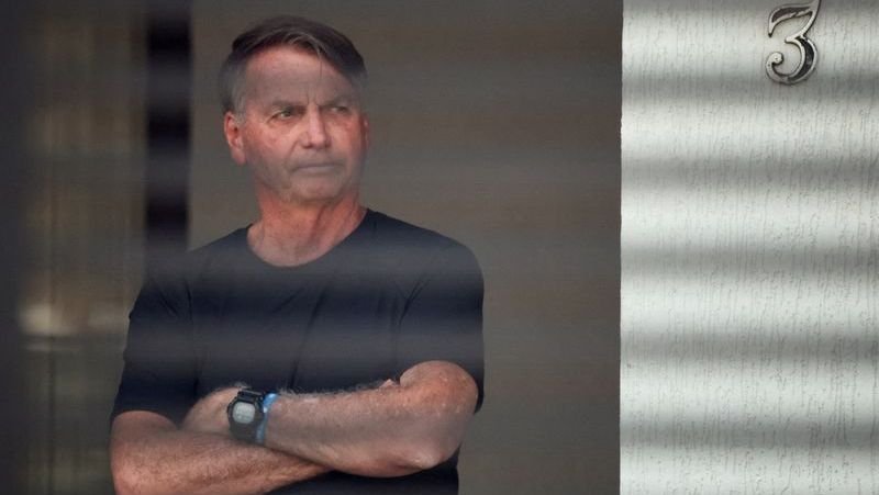 A **prisão domiciliar de Jair Bolsonaro** não resolve a crise enfrentada pelo **Supremo Tribunal Federal (STF)**. Segundo a publicação, o ministro Alexandre de Moraes desempenhou múltiplos papéis nos eventos envolvendo o ex-presidente: vítima, investigador, julgador e agora, carcereiro. A decisão de enviar Bolsonaro para prisão domiciliar foi influenciada pelo delicado estado de saúde do ex-presidente, conforme atestado por médicos. No entanto, a questão vai além da saúde de Bolsonaro, abrangendo também os riscos políticos associados à sua situação. Por que a prisão domiciliar de Bolsonaro não resolve a crise do STF? A crise no STF não está centrada apenas em Bolsonaro. O verdadeiro problema reside nas divisões internas do tribunal e nas decisões que ele precisa tomar. Um exemplo disso é a votação em plenário sobre a manutenção ou não da liminar do ministro André Mendonça, que prorroga os trabalhos da **CPMI** investigando o escândalo do **INSS**. Esta decisão tem implicações significativas, especialmente para o presidente do Senado, Davi Alcolumbre, devido ao envolvimento de seus auxiliares no escândalo. Como a prorrogação da CPMI afeta o STF? Se a prorrogação for aprovada, ela pode enfraquecer a posição de Davi Alcolumbre, um aliado político importante para a ala do STF associada a Alexandre de Moraes. Alcolumbre tem sido crucial ao recusar pedidos de impeachment de ministros do STF. Portanto, fragilizar Alcolumbre significa também fragilizar uma parte do STF, que já enfrenta divisões internas. Quais são as divisões dentro do STF? O STF está dividido entre aqueles que desejam investigar amplamente, como uma forma de restaurar a credibilidade do tribunal, e aqueles que preferem limitar as investigações por motivos políticos ou pessoais. Esta divisão interna é um reflexo da crise de credibilidade que o STF enfrenta atualmente. Quais são as implicações políticas para o STF? As ações do STF em relação a Bolsonaro não são o principal fator que determinará as consequências políticas para as próximas eleições. Em vez disso, o foco está em como o STF lida com suas próprias questões internas e divisões. A maneira como o tribunal aborda suas crises internas pode ter um impacto significativo no cenário político futuro. Em resumo, a prisão domiciliar de Bolsonaro é apenas um aspecto de uma crise mais ampla enfrentada pelo STF. As divisões internas e as decisões sobre investigações, como a da CPMI do INSS, são questões centrais que o tribunal precisa resolver. A forma como o STF lida com essas questões internas será crucial para determinar seu papel e influência nas próximas eleições e no cenário político brasileiro.