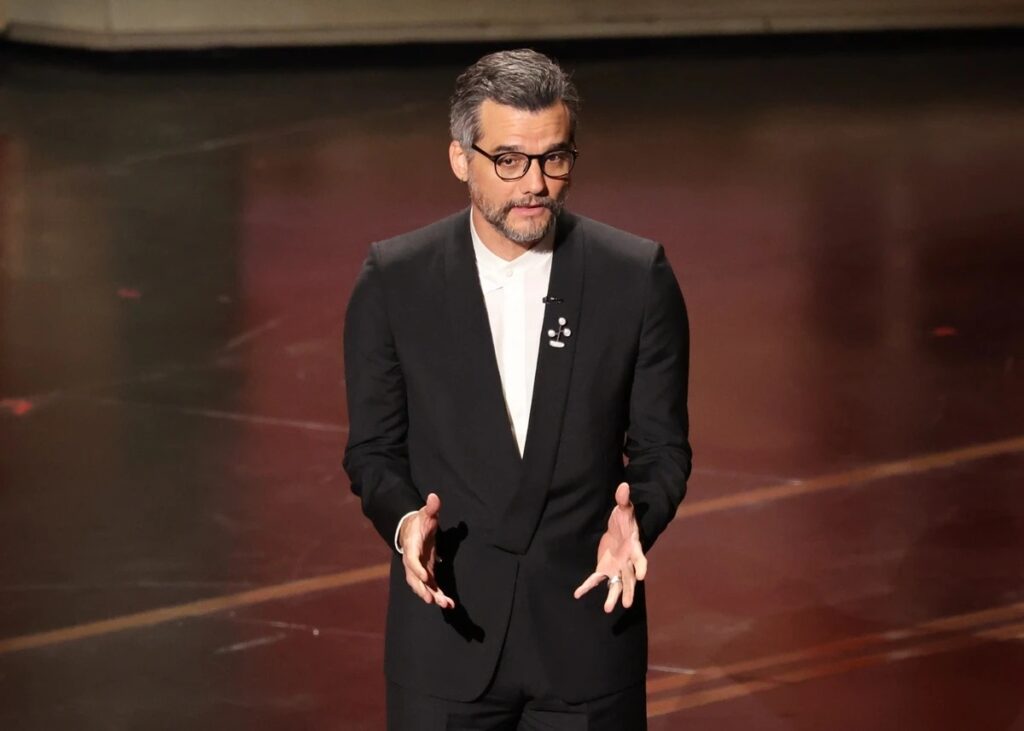 No Oscar de 2026, **Wagner Moura** foi recebido com uma calorosa ovação ao subir ao palco para apresentar a nova categoria de **Melhor Seleção de Elenco**. Este reconhecimento reflete o respeito e a admiração que Moura conquistou ao longo de sua carreira internacional. Durante a cerimônia, ele destacou a importância do trabalho dos diretores de elenco, profissionais responsáveis por reunir talentos que dão vida às histórias contadas no cinema. Segundo a publicação, Moura aproveitou a oportunidade para elogiar especificamente o trabalho de **Gabriel Domingues** no filme "O Agente Secreto", ressaltando como a escolha precisa do elenco pode elevar a qualidade de uma produção cinematográfica. A introdução da categoria de Melhor Seleção de Elenco no Oscar de 2026 marca um reconhecimento significativo da Academia de Artes e Ciências Cinematográficas ao papel crucial que esses profissionais desempenham na indústria cinematográfica. Segundo o site, a seleção de elenco é um processo complexo que envolve não apenas a escolha de atores talentosos, mas também a formação de um grupo coeso que possa transmitir de forma autêntica a visão do diretor. Moura, ao elogiar Gabriel Domingues, destacou como a seleção de elenco em "O Agente Secreto" foi fundamental para o sucesso do filme, demonstrando a habilidade de Domingues em identificar e reunir atores que se encaixam perfeitamente em seus papéis. A ovação recebida por Wagner Moura também reflete seu impacto contínuo no cinema global. Conhecido por suas atuações marcantes e por sua capacidade de transitar entre produções nacionais e internacionais, Moura tem sido uma figura influente na promoção do talento brasileiro no exterior. Segundo a publicação, sua presença no Oscar de 2026 não apenas celebrou sua trajetória, mas também destacou a crescente valorização dos profissionais de seleção de elenco, que, como Gabriel Domingues, desempenham um papel vital na criação de experiências cinematográficas memoráveis.