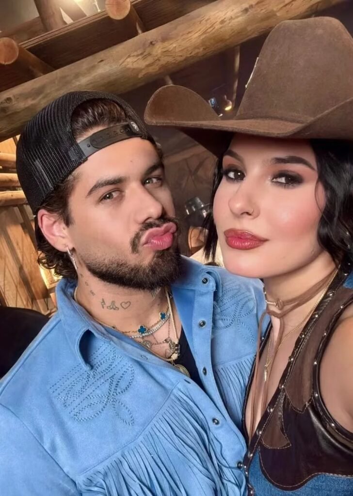 O que Zé Felipe disse sobre o fim do relacionamento com Ana Castela? Durante um show em Colorado, Zé Felipe revelou que ainda está "sofrendo" pelo término com Ana Castela, surpreendendo o público. Como o público reagiu à declaração de Zé Felipe? A plateia reagiu imediatamente quando Zé Felipe admitiu seu sofrimento, mostrando apoio ao cantor. Qual foi a interação entre Zé Felipe e os fãs durante o show? Um fã sugeriu que Zé Felipe voltasse com Ana, e ele, sem graça, pediu "calma", admitindo que também estava sofrendo. Quando o relacionamento entre Zé Felipe e Ana Castela começou e terminou? O relacionamento começou em outubro de 2025 e terminou em dezembro do mesmo ano, poucos meses após ser assumido publicamente. Por que a declaração de Zé Felipe gerou tanto interesse? A sinceridade de Zé Felipe ao admitir seu sofrimento tocou o público, gerando empatia e curiosidade sobre o futuro do casal.