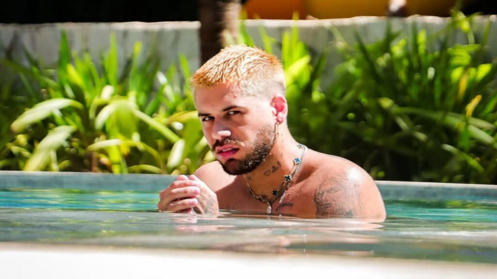 Por que Zé Felipe optou por audiobooks? Zé Felipe revelou ter dificuldades com leitura e encontrou nos audiobooks uma solução prática que facilitou seu acesso à informação e entretenimento. 📚 Como os audiobooks ajudaram Zé Felipe? Eles permitiram que ele absorvesse conteúdo de forma mais eficiente, sem as barreiras que enfrentava com a leitura tradicional. Quais são as vantagens dos audiobooks para quem tem dificuldade de leitura? Audiobooks oferecem uma alternativa acessível, permitindo que o ouvinte consuma conteúdo enquanto realiza outras atividades, tornando o aprendizado mais dinâmico. Zé Felipe compartilhou mais sobre sua experiência? Sim, ele destacou como essa mudança impactou positivamente sua rotina, ampliando seu acesso a livros e informações. O que essa escolha revela sobre o mercado de audiobooks? A crescente popularidade dos audiobooks reflete a busca por soluções inclusivas e práticas para diferentes perfis de consumidores. Como essa tendência pode influenciar o futuro do consumo de conteúdo? Com a tecnologia avançando, o consumo de audiobooks pode se tornar ainda mais popular, oferecendo acessibilidade e conveniência para todos.