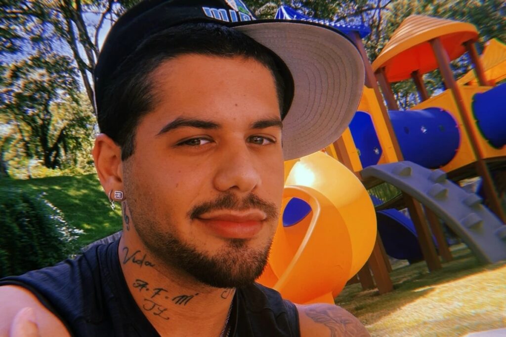 O cantor **Zé Felipe** recentemente compartilhou com seus seguidores uma experiência pessoal que trouxe mudanças significativas em sua vida. Após enfrentar um problema sexual que o deixou "sem reação", ele decidiu buscar ajuda médica e iniciou um tratamento de **reposição hormonal**. Segundo a publicação, essa decisão foi um marco importante para o artista, que relatou ter recuperado a "vontade de viver" após iniciar o tratamento. A revelação foi feita de forma aberta e sincera, destacando a importância de cuidar da saúde e buscar soluções para questões que afetam o bem-estar pessoal. A reposição hormonal, como mencionada por Zé Felipe, é um tratamento utilizado para equilibrar os níveis hormonais no corpo, que podem estar desregulados por diversas razões, incluindo o envelhecimento ou condições médicas específicas. Segundo o site, o cantor não apenas enfrentou o problema, mas também encontrou uma solução que melhorou significativamente sua qualidade de vida. Essa atitude proativa não só ajudou a restaurar seu bem-estar físico, mas também teve um impacto positivo em seu estado emocional e mental, proporcionando-lhe uma nova perspectiva de vida. O relato de Zé Felipe serve como um exemplo de como a conscientização e o tratamento adequado podem transformar a vida de uma pessoa. Ao compartilhar sua experiência, ele não apenas trouxe à tona um tema muitas vezes considerado tabu, mas também incentivou outras pessoas a buscarem ajuda para problemas semelhantes. Segundo a publicação, a atitude do cantor ressalta a importância de discutir abertamente questões de saúde e de não hesitar em procurar soluções médicas quando necessário. Essa abertura pode inspirar muitos a tomarem medidas semelhantes em suas próprias vidas, promovendo uma abordagem mais saudável e positiva em relação ao bem-estar pessoal.