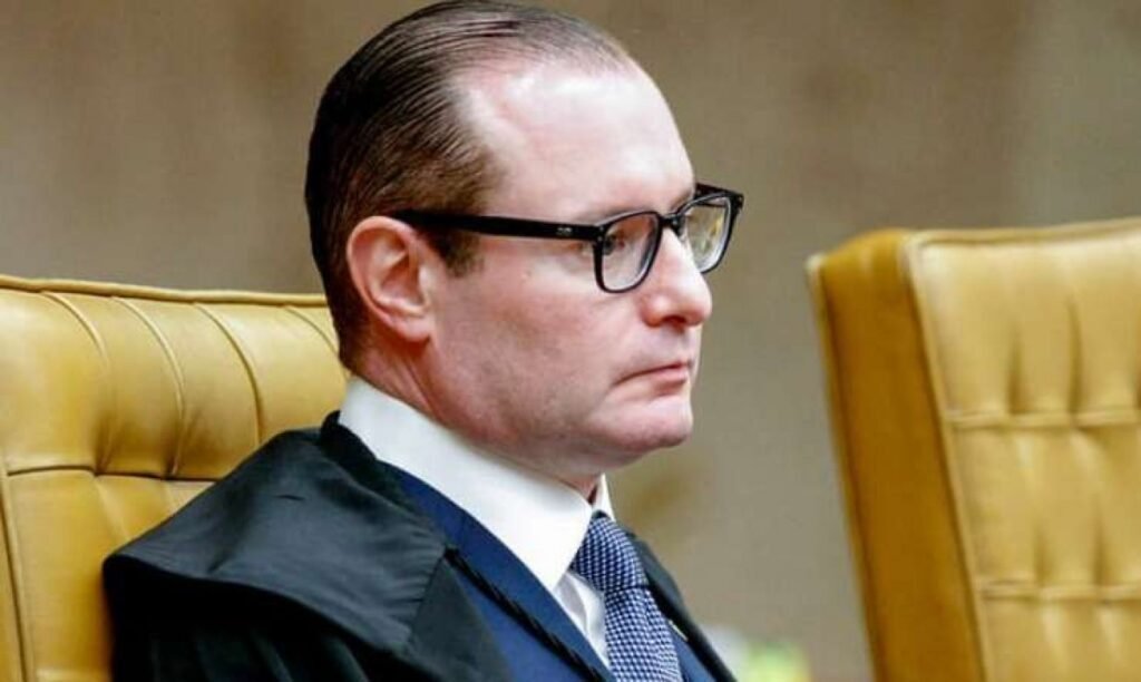 Por que o ministro Zanin suspendeu as eleições indiretas no RJ? Cristiano Zanin, do STF, suspendeu as eleições indiretas no RJ para que o tema seja analisado presencialmente pelo plenário da Corte, devido à sua relevância e complexidade. Qual é o impacto da suspensão das eleições indiretas no RJ? A suspensão mantém Ricardo Couto de Castro, presidente do TJ-RJ, como governador interino até a decisão final do STF. Por que o julgamento será no plenário físico e não virtual? Zanin acredita que a discussão presencial é necessária devido à complexidade do tema, permitindo uma análise mais aprofundada. Qual é a posição do PSD sobre as eleições no RJ? O PSD defende a convocação de eleições diretas, permitindo que os eleitores escolham o governador por voto. Como estava o julgamento antes da suspensão? Antes da suspensão, o STF tinha maioria para validar eleições indiretas com votação secreta na Assembleia Legislativa. Quais ministros apoiavam as eleições indiretas? Luiz Fux, Cármen Lúcia, Nunes Marques, André Mendonça, Dias Toffoli e Edson Fachin votaram a favor das eleições indiretas. Quem defende as eleições diretas no STF? Alexandre de Moraes, Gilmar Mendes, Flávio Dino e Cristiano Zanin defendem a realização de eleições diretas. Qual é o papel de Edson Fachin no processo? Edson Fachin, presidente do STF, conduzirá o julgamento unificado no plenário presencial. Por que Cláudio Castro renunciou ao cargo de governador? Cláudio Castro renunciou durante um processo no TSE que analisava sua inelegibilidade. O que acontecerá após a decisão do STF? A decisão do STF definirá se o próximo governador do RJ será escolhido por eleições diretas ou indiretas. Como a decisão do STF afeta a política no RJ? A decisão impacta a sucessão governamental e pode influenciar o cenário político local. Qual é a importância do julgamento unificado no STF? O julgamento unificado garante uma decisão coesa e abrangente sobre a forma de escolha do governador. Há previsão de quando o STF decidirá sobre o caso? Ainda não há data marcada para a deliberação final do STF sobre o caso. Como a população do RJ está reagindo à suspensão? A reação varia, com debates sobre a legitimidade e a melhor forma de escolha do governador. O que motivou o PSD a questionar o TSE no STF? O PSD questionou a autorização do TSE para eleições indiretas, defendendo a legitimidade das diretas. Qual é a relevância do tema para o STF? O tema é relevante por envolver princípios democráticos e a escolha legítima do representante estadual. Como a decisão do STF pode influenciar outros estados? A decisão pode criar precedentes sobre a forma de escolha de governadores em situações semelhantes. O que está em jogo na decisão do STF? A decisão envolve a definição do processo democrático e a representatividade política no RJ. Qual é a expectativa para o desfecho do caso? A expectativa é que o STF tome uma decisão que equilibre legalidade e vontade popular. Como a suspensão das eleições afeta a governabilidade no RJ? A suspensão prolonga a interinidade, afetando a estabilidade e continuidade administrativa no estado.