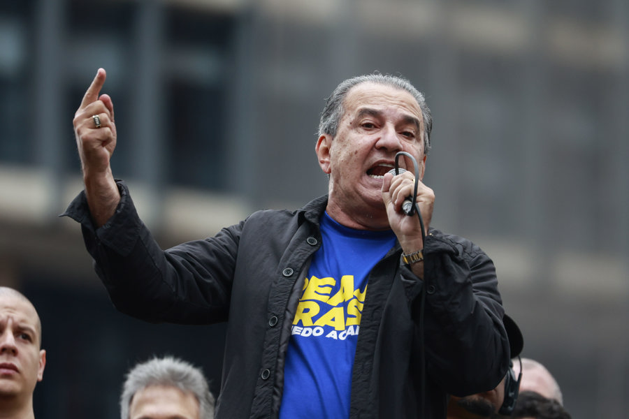 O ministro **Cristiano Zanin** decidiu que o julgamento que pode tornar o pastor **Silas Malafaia** réu será realizado no plenário físico do Supremo Tribunal Federal (STF). Essa decisão foi tomada após um pedido de destaque, o que significa que o caso será discutido presencialmente pelos ministros da Corte. Com essa determinação, a responsabilidade de agendar a sessão presencial recai sobre o ministro **Flávio Dino**, que deverá definir a data em que o julgamento ocorrerá. Segundo a publicação da Gazeta do Povo, essa movimentação processual é um passo importante no andamento do caso, que tem atraído atenção significativa devido à notoriedade do pastor. O processo contra Silas Malafaia envolve acusações que, se aceitas, podem levá-lo a se tornar réu. O pastor é uma figura pública conhecida por suas opiniões contundentes e por sua influência no meio religioso e político. A decisão de levar o julgamento para o plenário físico do STF reflete a complexidade e a relevância do caso, que demanda uma análise detalhada e a participação de todos os ministros da Corte. Segundo o site da Gazeta do Povo, essa etapa é crucial para garantir que todas as nuances do processo sejam devidamente consideradas antes de qualquer decisão final. A escolha do plenário físico para o julgamento destaca a importância do caso no cenário jurídico e político brasileiro. O envolvimento de figuras de alto escalão, como os ministros Zanin e Flávio Dino, sublinha a seriedade das acusações e a necessidade de um julgamento transparente e abrangente. De acordo com a Gazeta do Povo, a expectativa é que o julgamento presencial permita uma discussão mais aprofundada e um exame minucioso das evidências apresentadas, assegurando que a decisão final seja justa e bem fundamentada.