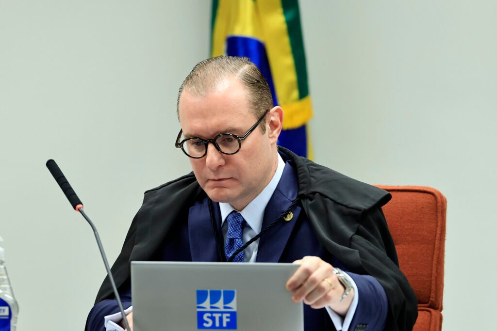 Quem é Rodrigo Bacellar e por que seu mandato foi cassado? Rodrigo Bacellar é um ex-deputado estadual do União Brasil. Seu mandato foi cassado pelo TSE, que também o declarou inelegível. A decisão foi baseada em irregularidades que comprometeram sua elegibilidade. O que levou o TSE a cassar o mandato de Bacellar? O TSE cassou o mandato de Bacellar devido a irregularidades eleitorais. Essas irregularidades foram consideradas graves o suficiente para comprometer a legitimidade de sua eleição. Por que a defesa de Bacellar recorreu ao STF? A defesa de Bacellar recorreu ao STF para tentar suspender a decisão do TSE. O objetivo era manter Bacellar no cargo até que o caso fosse totalmente analisado pelo Supremo. Qual foi a decisão do ministro Cristiano Zanin sobre o caso? O ministro Cristiano Zanin, do STF, negou o pedido de Bacellar. Ele decidiu manter os efeitos da decisão do TSE, que cassou o mandato do ex-deputado e o tornou inelegível. Quais são as consequências da decisão de Zanin para Bacellar? Com a decisão de Zanin, Bacellar permanece inelegível e sem mandato. Ele não poderá exercer cargos públicos até que a situação legal seja resolvida. O que significa a inelegibilidade de Bacellar? Inelegibilidade significa que Bacellar não pode concorrer a cargos públicos. Essa condição impede sua participação em futuras eleições até que a situação seja revertida. Como a decisão do STF impacta o cenário político? A decisão reforça a autoridade do TSE em casos de irregularidades eleitorais. Também serve como alerta para outros políticos sobre as consequências de práticas ilegais. Qual é o papel do STF em casos de cassação de mandato? O STF atua como instância final em casos de cassação de mandato. Ele revisa decisões de tribunais inferiores, garantindo que a justiça seja aplicada corretamente. Por que a decisão de Zanin é importante para o sistema eleitoral? A decisão de Zanin é importante porque reafirma a integridade do sistema eleitoral. Ela demonstra que irregularidades não serão toleradas e que a justiça prevalecerá. O que Bacellar pode fazer após a decisão do STF? Bacellar pode buscar outros recursos legais, mas suas opções são limitadas. Ele deve aguardar o desenrolar do processo e considerar alternativas fora da política. Como a cassação de Bacellar afeta o União Brasil? A cassação de Bacellar pode impactar a imagem do União Brasil. O partido pode precisar reavaliar suas estratégias e candidatos para evitar futuros problemas legais. Qual é a reação pública à decisão de Zanin? A reação pública varia, mas muitos veem a decisão como um passo positivo para a justiça eleitoral. Ela é vista como um exemplo de que a lei é aplicada igualmente a todos. O que essa decisão significa para futuros casos de cassação? Essa decisão estabelece um precedente para futuros casos de cassação. Ela mostra que o STF está disposto a apoiar decisões do TSE quando há evidências claras de irregularidades. Como o caso de Bacellar se compara a outros casos de cassação? O caso de Bacellar é semelhante a outros em que irregularidades eleitorais levaram à cassação. Ele destaca a importância de seguir as regras eleitorais para manter a elegibilidade.