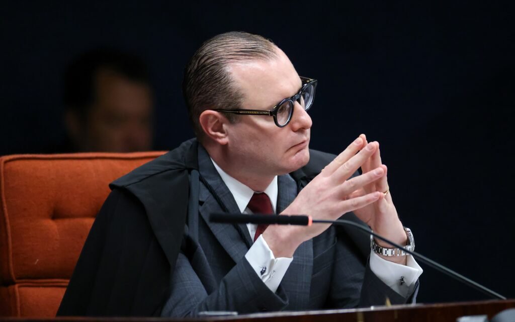 Por que Zanin suspendeu as eleições indiretas no Rio de Janeiro? O ministro Cristiano Zanin, do STF, suspendeu as eleições indiretas para governador do Rio de Janeiro para que o caso seja discutido em plenário presencial, garantindo uma análise mais aprofundada e coletiva da situação. Quem está no comando do governo do Rio de Janeiro agora? O presidente do Tribunal de Justiça do estado, desembargador Ricardo Couto de Castro, permanece como chefe do Executivo até o julgamento do processo no STF. Qual é a posição do PSD sobre as eleições no Rio de Janeiro? O PSD entrou com uma ação no STF pedindo a suspensão do entendimento do TSE que permite eleições indiretas, defendendo a realização de eleições diretas no estado. Quando o caso será discutido no plenário físico do STF? Ainda não há data definida para o caso ser levado ao plenário físico, ficando a critério do presidente do STF, ministro Edson Fachin. Qual foi a decisão do STF sobre o tipo de votação para governador? O STF formou maioria para confirmar que a eleição indireta para o governo do Rio de Janeiro deve ser secreta, onde deputados estaduais escolhem o governador sem divulgar seus votos. Quais ministros votaram a favor da eleição indireta secreta? Votaram a favor Luiz Fux, Cármen Lúcia, Nunes Marques, André Mendonça, Dias Toffoli e Luiz Edson Fachin. Quem votou pela realização de eleições diretas? Os ministros Alexandre de Moraes, Gilmar Mendes, Flávio Dino e Cristiano Zanin divergiram e votaram pela realização de eleição direta. Qual é a importância de discutir as ações em conjunto no STF? Discutir as ações em conjunto permite uma análise mais abrangente e coerente das regras eleitorais, garantindo que todas as nuances do caso sejam consideradas. Por que Cláudio Castro renunciou ao mandato? Cláudio Castro renunciou ao mandato em meio a um julgamento no TSE sobre sua inelegibilidade, o que abriu caminho para a discussão sobre a sucessão no governo do Rio. Qual é o impacto da decisão de Zanin no julgamento virtual? A decisão de Zanin afeta o julgamento que estava acontecendo no Plenário Virtual, pois agora as ações devem ser discutidas em conjunto no plenário presencial. O que acontece se o STF decidir por eleições diretas? Se o STF decidir por eleições diretas, os eleitores do Rio de Janeiro irão às urnas para escolher o novo governador, em vez de uma escolha feita por deputados estaduais. Como a decisão de Zanin influencia o cenário político do Rio de Janeiro? A suspensão das eleições indiretas e a possibilidade de eleições diretas trazem incertezas e podem alterar alianças e estratégias políticas no estado. Qual é o próximo passo no processo de sucessão do governo do Rio? O próximo passo é aguardar a definição de uma data para o julgamento no plenário físico do STF, onde será decidido o formato da eleição para governador. Como a população do Rio de Janeiro está reagindo a essa indefinição? A população acompanha com expectativa, pois a decisão impactará diretamente a escolha de seu representante no governo estadual. Por que é importante que o STF analise o caso em plenário presencial? A análise em plenário presencial permite um debate mais detalhado e transparente, envolvendo todos os ministros e garantindo uma decisão mais robusta e fundamentada.