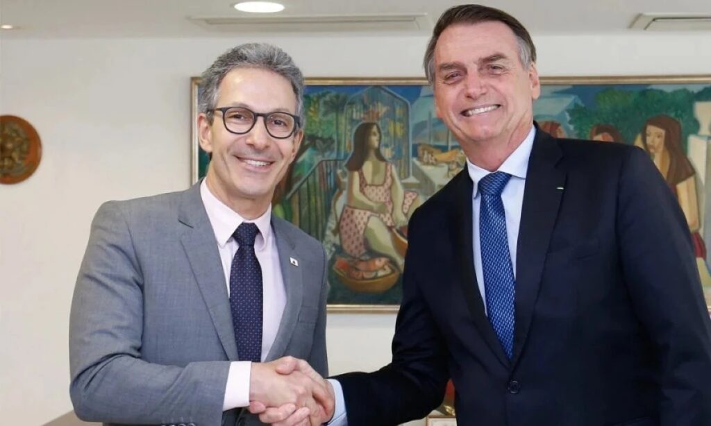 O governador de Minas Gerais, **Romeu Zema**, manifestou preocupação em relação à situação do ex-presidente **Jair Bolsonaro**, afirmando que uma eventual prisão seria um "excesso perigoso". Zema destacou que, após uma internação em estado grave, Bolsonaro deveria ter a oportunidade de se recuperar em casa. Segundo a publicação, o governador enfatizou a importância de considerar o estado de saúde do ex-presidente ao tomar decisões judiciais que possam impactar sua recuperação. Essa declaração de Zema reflete uma posição de cautela e preocupação com as implicações de uma prisão para a saúde de Bolsonaro. No contexto político atual, a fala de Zema ganha relevância ao abordar questões de justiça e saúde pública. Segundo o site, o governador de Minas Gerais argumenta que, ao lidar com figuras públicas, é crucial equilibrar a aplicação da lei com considerações humanitárias. Ele sugere que a recuperação domiciliar de Bolsonaro poderia ser uma alternativa mais sensata, evitando riscos adicionais à saúde do ex-presidente. Essa perspectiva levanta um debate sobre como o sistema judicial deve tratar casos em que a saúde dos envolvidos é uma variável significativa. Além disso, a declaração de Zema pode ser vista como um apelo à moderação e ao diálogo em tempos de polarização política. Segundo a publicação, ao defender que Bolsonaro se recupere em casa, o governador busca evitar um cenário que possa ser interpretado como politicamente motivado ou excessivamente punitivo. Essa abordagem ressalta a necessidade de um tratamento justo e equilibrado, respeitando tanto as normas legais quanto as condições de saúde dos indivíduos envolvidos. Em suma, a posição de Zema destaca a importância de considerar múltiplos fatores ao tomar decisões que podem ter consequências significativas para a saúde e o bem-estar de figuras públicas.