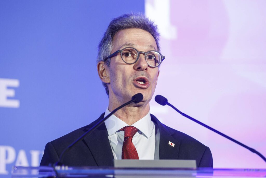 Em um movimento estratégico rumo à presidência, **Romeu Zema**, atual governador de Minas Gerais, está prestes a lançar seu programa de governo presidencial. O evento está agendado para o dia 16 de abril, em São Paulo, conforme relatado pela publicação. Este lançamento marca uma fase crucial na carreira política de Zema, que se prepara para deixar o governo estadual. O documento a ser apresentado trará diretrizes que guiarão sua campanha presidencial, com foco em diversas áreas, incluindo a economia, que contará com a colaboração de um ex-assessor de Paulo Guedes, ex-ministro da Economia do Brasil. Segundo a publicação, a escolha de um ex-assessor de Guedes para auxiliar na elaboração das propostas econômicas reflete a intenção de Zema de adotar uma abordagem econômica liberal, semelhante à que foi defendida durante o governo de Jair Bolsonaro. Essa colaboração sugere que o programa de governo de Zema poderá incluir políticas voltadas para a redução do tamanho do Estado, privatizações e incentivos ao setor privado, temas que foram centrais na gestão econômica de Guedes. A expectativa é que essas diretrizes econômicas atraiam eleitores que valorizam uma gestão fiscal responsável e o fortalecimento da iniciativa privada. Além da economia, o programa de governo de **Romeu Zema** deverá abordar outras áreas essenciais para o desenvolvimento do país. Embora os detalhes completos ainda não tenham sido divulgados, espera-se que o documento inclua propostas para educação, saúde e infraestrutura, áreas que são tradicionalmente prioritárias em campanhas presidenciais. O lançamento do programa em São Paulo, um dos principais centros econômicos e políticos do Brasil, destaca a importância estratégica do evento para a campanha de Zema. A apresentação das diretrizes será um momento decisivo para consolidar sua imagem como um candidato viável à presidência, com um plano de governo robusto e bem estruturado.