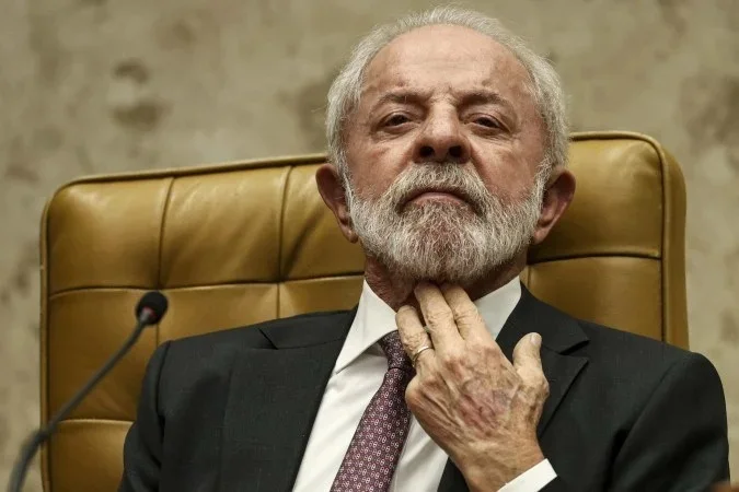Há coisas que uma canetada não consegue apagar. Luiz Inácio Lula da Silva foi condenado por corrupção e lavagem de dinheiro nos casos do triplex e do sítio de Atibaia, ficou preso e cumpriu pena. Esse é o ponto que muitos tentam empurrar para debaixo do tapete quando o debate reaparece embalado pela versão mais conveniente ao governo, ao PT e ao campo progressista. A tentativa agora é simples: transformar anulação de processo em certificado de inocência. Mas não é isso que os fatos mostram. A pergunta central é direta: o que aconteceu de fato? Lula foi condenado em duas instâncias, teve sentença confirmada e, segundo o conteúdo apresentado, também ampliada. Depois, o Supremo Tribunal Federal anulou os processos por questão técnica. E é justamente aí que mora a manobra narrativa que incomoda tanta gente. Anulação processual não equivale a absolvição moral, política ou histórica. Uma coisa é discutir rito, competência ou procedimento. Outra, bem diferente, é fingir que nada existiu. Por que esse ponto importa tanto? Porque a memória pública virou alvo de disputa. Quando se diz que “anularam tudo”, a mensagem embutida é a de que o passado desapareceu. Só que não desapareceu. Lula foi preso. Cumpriu pena. Os casos do triplex e do sítio de Atibaia marcaram o debate nacional e se tornaram símbolos de um período em que o país viu a corrupção ocupar o centro da vida política. Tentar recontar essa história como se tudo não passasse de perseguição é, no mínimo, uma operação de conveniência. Mas então o STF “limpou” Lula? A resposta, com base no conteúdo enviado, é não. O STF anulou os processos por questão técnica. Isso não muda o fato de que houve condenações, prisão e cumprimento de pena. A diferença entre anular e inocentar é decisiva, embora setores da esquerda e aliados do governo Lula trabalhem para embaralhar essa distinção diante da opinião pública. O objetivo é evidente: substituir lembrança por narrativa. No meio dessa disputa, surge uma contradição que chama atenção. Se tudo tivesse sido apenas uma invenção, por que a necessidade tão intensa de reescrever o passado? Se a história fosse tão simples quanto dizem hoje, não haveria esforço para convencer o país de que o que aconteceu não aconteceu. E aconteceu. O brasileiro viu. O brasileiro acompanhou. O brasileiro lembra. Outra pergunta inevitável: por que isso ainda provoca reação tão forte? Porque não se trata apenas de um processo judicial. Trata-se da confiança pública. Quando o cidadão comum vê alguém condenado por corrupção e lavagem de dinheiro, preso e depois reposicionado no centro do poder sob a proteção de uma nova narrativa, a sensação é de distorção. E quando essa mudança vem amparada por decisões técnicas tratadas como absolvição total, o resultado é ainda mais corrosivo para a credibilidade das instituições. É nesse ponto que a crítica ao STF e ao sistema político ganha força. Não pelo direito de revisar processos, mas pela forma como a revisão passa a ser usada politicamente. O que era uma discussão jurídica vira instrumento de reabilitação simbólica. E o que deveria ser tratado com precisão passa a ser vendido como apagamento completo dos fatos. A consequência é uma só: cresce a distância entre a versão oficial e a memória popular. No fim, o ponto principal permanece de pé, apesar de toda tentativa de maquiagem. Lula foi condenado por corrupção e lavagem de dinheiro nos casos citados, ficou preso e cumpriu pena. Depois, os processos foram anulados por questão técnica. Isso é o que está posto. O resto é disputa de narrativa. E é justamente aí que mora o incômodo que o governo, o PT e seus defensores não conseguem eliminar. Pode-se mexer nos autos. Pode-se reformular o discurso. Pode-se tentar transformar anulação em redenção. Mas há um limite que nem o poder político, nem o ativismo institucional, nem a propaganda conseguem ultrapassar: a memória de um país inteiro.