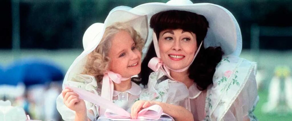 **10 Sinais que sua mãe é Narcisista** O narcisismo é um traço de personalidade que todos os seres humanos possuem em algum grau. No entanto, quando esse traço se torna excessivo e prejudicial, pode ser considerado patológico. Mas como identificar se sua mãe apresenta sinais de narcisismo patológico? Segundo a publicação do site Refletir para Refletir, existem alguns sinais que podem ajudar a identificar esse comportamento. **O que é narcisismo?** O narcisismo é caracterizado por um amor excessivo por si mesmo e uma necessidade constante de admiração. É importante destacar que todos nós temos algum nível de narcisismo, o que é completamente normal. O problema surge quando esse traço se torna extremo e começa a afetar negativamente as relações interpessoais. **Quando o narcisismo se torna patológico?** O narcisismo se torna patológico quando a pessoa apresenta um padrão persistente de grandiosidade, necessidade de admiração e falta de empatia. Esses comportamentos podem causar sofrimento significativo e prejudicar a capacidade de manter relacionamentos saudáveis. **Quais são os sinais de que sua mãe pode ser narcisista?** De acordo com a publicação, existem dez sinais que podem indicar que sua mãe é narcisista. Entre eles, destaca-se a tendência de sempre colocar suas próprias necessidades em primeiro lugar, mesmo que isso prejudique os outros. Além disso, mães narcisistas costumam ter dificuldade em reconhecer e respeitar os limites dos filhos. **Como o comportamento narcisista afeta os filhos?** Filhos de mães narcisistas podem crescer sentindo-se desvalorizados e inseguros. A constante necessidade de aprovação e a falta de empatia podem levar a problemas de autoestima e dificuldades em estabelecer relacionamentos saudáveis na vida adulta. **É possível lidar com uma mãe narcisista?** Sim, é possível. O primeiro passo é reconhecer o comportamento e entender que ele não é culpa sua. Estabelecer limites claros e buscar apoio emocional, seja através de terapia ou grupos de apoio, pode ser extremamente benéfico. **Como diferenciar entre comportamento egoísta e narcisismo patológico?** É normal que todos, inclusive as mães, apresentem comportamentos egoístas ocasionalmente. No entanto, o narcisismo patológico é caracterizado por um padrão persistente de comportamento que causa sofrimento e prejuízo significativo nas relações. **Por que é importante não romantizar a figura materna?** Romantizar a figura materna e esperar perfeição é um erro, pois todas as pessoas, incluindo as mães, têm falhas. Julgar uma mãe por não ser perfeita é cobrar um ideal impossível. É essencial reconhecer que o problema só começa quando o narcisismo se torna patológico. **Quais são as consequências de não reconhecer o narcisismo em uma mãe?** Ignorar os sinais de narcisismo em uma mãe pode levar a um ciclo contínuo de abuso emocional e relações disfuncionais. Reconhecer e abordar o problema é crucial para o bem-estar emocional de todos os envolvidos. **Como buscar ajuda?** Se você suspeita que sua mãe possa ser narcisista, é importante buscar apoio. Conversar com um profissional de saúde mental pode ajudar a entender melhor a situação e desenvolver estratégias para lidar com o comportamento narcisista de maneira saudável. Em resumo, reconhecer os sinais de narcisismo em uma mãe é o primeiro passo para lidar com a situação de forma eficaz. Compreender que o narcisismo é um espectro e que todos possuem algum nível desse traço é fundamental para abordar o problema sem julgamentos excessivos.