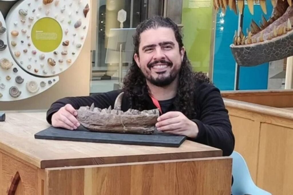 Foram **11 meses de silêncio** até que uma nova imagem de Pirulla voltasse a aparecer e chamasse a atenção de quem acompanha sua trajetória. O reaparecimento aconteceu nesta terça-feira, **7 de abril**, e surpreendeu os seguidores justamente porque, desde o **AVC**, não havia nenhuma nova publicação em seu perfil. Mas o que exatamente foi publicado? Sem legenda, a postagem mostrou **Pirulla sentado em uma poltrona**, de **pernas cruzadas**, com **um gato no colo**. A imagem ganhou força por um motivo simples e direto: foi a **primeira aparição dele nas redes sociais** desde o problema de saúde enfrentado há 11 meses. Por que essa volta gerou tanta repercussão? Porque o período sem atualizações começou depois que o youtuber sofreu um **Acidente Vascular Cerebral**. Desde então, o público acompanhava as informações de forma limitada, à espera de notícias sobre seu estado de saúde. A nova publicação, ainda que discreta, rompeu esse intervalo e marcou um momento aguardado por seguidores e admiradores. E o que se sabia sobre o quadro dele até então? À época, um comunicado divulgado nas redes sociais do podcast **Os Três Elementos** informou que a causa do AVC ainda estava sendo investigada. A nota foi objetiva ao afirmar: **“A causa exata do AVC segue sendo investigada. Apesar de uma série de exames realizados até o momento, os médicos ainda não chegaram a uma conclusão definitiva”**. Foi essa a atualização compartilhada naquele momento sobre o caso. Quem é Pirulla para além da postagem que mobilizou as redes? Ele é **youtuber, paleontólogo e biólogo**, além de integrar o podcast **Os Três Elementos**. Seu nome se consolidou como um dos mais conhecidos da **divulgação científica nas redes sociais no Brasil**, especialmente por um trabalho voltado à explicação de temas complexos de forma analítica e aprofundada. Quando essa trajetória começou a ganhar destaque? Foi a partir de **2006**, com o **Canal do Pirulla**, no YouTube. Ao longo dos anos, ele construiu uma audiência interessada em conteúdos sobre **biologia** e outros temas científicos, sempre com foco em informação e educação. Esse percurso ajudou a formar a base de seguidores que hoje acompanha cada atualização com atenção. E qual é o alcance atual dele nas redes? No **Instagram**, Pirulla soma **mais de 300 mil seguidores**. Era por lá que ele costumava publicar conteúdos ligados à **ciência** e à **educação**, o que torna ainda mais simbólica a volta ao perfil depois de tanto tempo sem novas postagens. O que ficou dessa reaparição? Uma imagem simples, sem texto, mas suficiente para marcar o retorno de Pirulla ao espaço onde seu público o acompanhava antes do AVC. Depois de 11 meses sem publicar, ele reapareceu em uma foto sentado em uma poltrona, de pernas cruzadas, com um gato no colo, em seu perfil **@pirulla25**, na terça-feira, **7 de abril**.