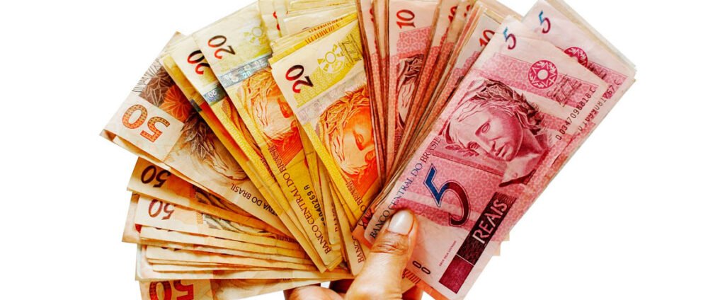 **3 Dicas de Organização Financeira para Iniciantes** Você já teve a sensação de que trabalha incessantemente, mas nunca vê o retorno financeiro desejado? Essa frustração é comum e, segundo a publicação, afeta muitos brasileiros. Em junho deste ano, 69,7% das famílias no Brasil estavam endividadas. No entanto, há uma solução: a **organização financeira**. Com um orçamento bem estruturado, é possível identificar onde estão os gastos excessivos e reavaliar suas finanças. Mas como começar? Aqui estão três dicas essenciais para melhorar sua relação com o dinheiro. **1. Crie uma Planilha de Entradas e Saídas** O primeiro passo para organizar suas finanças é criar uma **planilha** que registre todas as suas entradas e saídas de dinheiro. Isso pode ser feito no Excel ou até mesmo em uma folha de papel. A ideia é listar de um lado todas as receitas e, do outro, todas as despesas. Para iniciantes, o ideal é começar pelo básico. Segundo a publicação, essa prática ajuda a visualizar para onde o dinheiro está indo. Por exemplo, pequenas compras em aplicativos de comida podem parecer insignificantes, mas somadas podem representar uma parte significativa do orçamento mensal. **2. Controle o Uso do Cartão de Crédito** O **cartão de crédito** pode ser tanto uma ferramenta útil quanto um caminho para o endividamento. Ele é prático para emergências, mas se não for usado com sabedoria, pode levar a dívidas difíceis de controlar. Segundo a publicação, 80,5% das dívidas das famílias brasileiras estão relacionadas ao não pagamento do cartão de crédito. Para evitar cair nessa armadilha, é crucial ter um planejamento financeiro sólido e evitar o uso do crédito para despesas diárias, como um cafezinho. O crédito rotativo, que ocorre quando se paga apenas parte da fatura, tem juros altíssimos, em torno de 300% ao ano. **3. Estabeleça uma Reserva de Emergência** Ter uma **reserva de emergência** é fundamental para garantir tranquilidade financeira. Essa reserva deve ser equivalente a pelo menos seis meses de suas despesas mensais. Segundo a publicação, isso evita que você precise recorrer a empréstimos com juros altos em situações de urgência. Embora a poupança seja uma opção prática, ela pode não ser a mais rentável devido à inflação. Alternativas como contas que rendem 100% da taxa do CDI ou investimentos no Tesouro Direto são recomendadas para quem busca melhores retornos. Essas três dicas são fundamentais para quem deseja melhorar sua relação com o dinheiro e evitar o endividamento. A organização financeira não só ajuda a manter as contas em dia, mas também contribui para a saúde mental, reduzindo o estresse e a ansiedade associados às dificuldades financeiras. Ao seguir essas orientações, você estará no caminho certo para uma vida financeira mais equilibrada e tranquila.