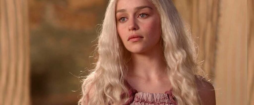 **Como Evitar Erros que Comprometem sua Autoconfiança** Desenvolver uma **postura mais segura** pode parecer um desafio, mas, segundo a publicação do site Refletir para Refletir, há **três erros comuns** que, se evitados, podem ajudar significativamente nesse processo. Vamos explorar quais são esses erros e como corrigi-los para promover uma imagem mais confiante. **1. Evitar o Contato Visual** Por que o contato visual é importante? O **contato visual** é uma ferramenta poderosa na comunicação. Ele transmite confiança, interesse e sinceridade. Quando evitamos olhar nos olhos das pessoas, podemos passar a impressão de insegurança ou desinteresse. Segundo a publicação, manter um contato visual adequado durante uma conversa demonstra que você está presente e engajado, o que pode aumentar a percepção de confiança que os outros têm de você. Como melhorar o contato visual? Pratique manter o olhar por alguns segundos antes de desviar. Isso não significa encarar fixamente, mas sim encontrar um equilíbrio que demonstre atenção e respeito. Com o tempo, essa prática se tornará natural e contribuirá para uma postura mais segura. **2. Uso Excessivo de Muletas Verbais** O que são muletas verbais? Muletas verbais são palavras ou sons que usamos para preencher pausas em nossa fala, como "hum", "tipo", "sabe". Embora possam parecer inofensivas, seu uso excessivo pode indicar falta de confiança ou preparação. A publicação destaca que essas muletas podem distrair o ouvinte e enfraquecer a mensagem que você deseja transmitir. Como reduzir o uso de muletas verbais? Uma estratégia eficaz é praticar a **pausa consciente**. Em vez de preencher o silêncio com muletas, permita-se pausar e pensar antes de continuar a falar. Isso não só melhora a clareza da comunicação, mas também demonstra autoconfiança e controle sobre o que está sendo dito. **3. Postura Corporal Fechada** Por que a postura corporal importa? A **linguagem corporal** é uma parte crucial da comunicação não verbal. Uma postura fechada, como braços cruzados ou ombros curvados, pode transmitir insegurança ou defensividade. Segundo a publicação, adotar uma postura aberta e relaxada pode fazer uma grande diferença na forma como você é percebido pelos outros. Como adotar uma postura mais aberta? Comece por alinhar a coluna, relaxar os ombros e manter os braços ao lado do corpo ou gesticulando de forma natural. Praticar a **postura de poder**, como ficar em pé com os pés afastados na largura dos ombros e as mãos nos quadris, pode aumentar a sensação de confiança interna e externa. **Conclusão** Evitar esses três erros comuns pode ser um passo significativo em direção ao desenvolvimento de uma **autoconfiança** mais sólida. Ao melhorar o contato visual, reduzir o uso de muletas verbais e adotar uma postura corporal aberta, você não apenas melhora a forma como os outros o percebem, mas também fortalece sua própria percepção de si mesmo. Segundo a publicação do site Refletir para Refletir, essas mudanças simples podem ter um impacto profundo na sua vida pessoal e profissional, ajudando-o a projetar uma imagem mais segura e autêntica.