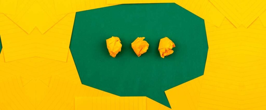 **Como Iniciar uma Conversa com Qualquer Pessoa?** Iniciar uma conversa pode ser um desafio para muitas pessoas, especialmente quando o silêncio constrangedor se instala. Mas, segundo a publicação do site Refletir para Refletir, existem **três frases simples** que podem ajudar a quebrar o gelo e facilitar a interação social. Vamos explorar essas frases e entender como elas podem ser aplicadas em diferentes situações. **Por que é difícil iniciar uma conversa?** Muitas vezes, a dificuldade em iniciar uma conversa está relacionada ao medo do julgamento ou à insegurança sobre o que dizer. Esse receio pode levar a momentos de silêncio desconfortável, semelhantes aos que vemos em comédias da sessão da tarde. No entanto, com um pouco de prática e algumas estratégias, é possível superar essa barreira. **Quais são as frases que ajudam a puxar assunto?** De acordo com o artigo mencionado, existem três frases que podem ser usadas para iniciar uma conversa de maneira eficaz. A primeira frase é uma pergunta simples sobre o ambiente ou situação em que você e a outra pessoa se encontram. Por exemplo, "O que você está achando deste evento?" Essa abordagem é eficaz porque é direta e relevante ao contexto, facilitando uma resposta natural. A segunda frase sugerida é um elogio sincero. Elogiar algo que você realmente aprecia na outra pessoa, como uma peça de roupa ou um acessório, pode abrir espaço para uma conversa mais profunda. Por exemplo, "Adorei seu relógio, onde você comprou?" Essa estratégia não só inicia a conversa, mas também cria uma conexão positiva. A terceira frase é uma pergunta aberta sobre interesses pessoais. Perguntar algo como "O que você gosta de fazer no seu tempo livre?" permite que a outra pessoa fale sobre si mesma, o que pode levar a uma conversa mais envolvente e interessante. **Como essas frases ajudam na interação social?** Essas frases são eficazes porque são simples e universais. Elas não exigem conhecimento prévio sobre a outra pessoa e podem ser adaptadas a diferentes contextos. Além disso, ao usar essas frases, você demonstra interesse genuíno, o que pode tornar a interação mais agradável e menos forçada. **Qual é o impacto de usar essas frases no dia a dia?** Ao incorporar essas frases em suas interações diárias, você pode perceber uma melhora significativa em suas habilidades sociais. Segundo a publicação, com o tempo, você poderá andar com a tranquilidade de quem consegue iniciar papo com conhecidos e desconhecidos. Isso pode aumentar sua confiança e tornar suas interações sociais mais naturais e agradáveis. **Essas estratégias funcionam para todos?** Embora essas frases sejam eficazes para muitas pessoas, é importante lembrar que cada indivíduo é único. Algumas pessoas podem responder melhor a diferentes abordagens, e é essencial ser autêntico e adaptar sua estratégia ao contexto e à personalidade da outra pessoa. **Como praticar essas estratégias?** Para praticar essas estratégias, comece a usá-las em situações cotidianas, como no trabalho, em eventos sociais ou até mesmo em encontros casuais. Quanto mais você praticar, mais confortável se sentirá ao iniciar conversas. Lembre-se de que a prática leva à perfeição, e cada interação é uma oportunidade de aprendizado. **Conclusão** Iniciar uma conversa não precisa ser uma tarefa assustadora. Com as frases certas e um pouco de prática, você pode se tornar mais confiante e eficaz em suas interações sociais. Segundo a publicação do site Refletir para Refletir, essas três frases simples podem ser a chave para quebrar o gelo e transformar silêncios constrangedores em conversas envolventes.