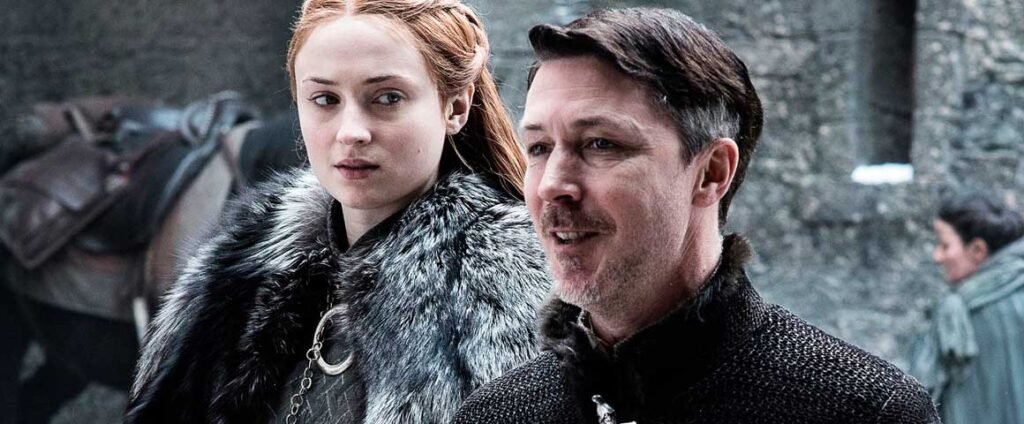 **3 Frases Usadas por Manipuladores para Te Controlar** Você já se perguntou como algumas pessoas conseguem influenciar tanto as decisões dos outros? Segundo a publicação do site Refletir para Refletir, existem **frases sutis** que são frequentemente usadas por manipuladores para exercer **controle e dominação** sobre suas vítimas. Essas frases, à primeira vista, podem parecer inofensivas, mas escondem uma estratégia de manipulação poderosa. Vamos explorar quais são essas frases e como elas funcionam. **Quais são as frases mais comuns usadas por manipuladores?** De acordo com a fonte mencionada, existem três frases principais que manipuladores costumam usar. A primeira delas é: "Você está exagerando". Essa frase é utilizada para **minimizar os sentimentos** da vítima, fazendo-a questionar sua própria percepção da realidade. Quando alguém diz que você está exagerando, a intenção é fazer com que você duvide de suas emoções e reações, tornando-o mais suscetível a aceitar a perspectiva do manipulador. A segunda frase é: "Você está sendo muito sensível". Esta é uma tática clássica para **deslegitimar os sentimentos** da pessoa, fazendo-a sentir-se culpada por suas emoções. Ao ouvir isso, a vítima pode começar a acreditar que suas reações são inadequadas, o que pode levar a uma dependência emocional do manipulador para validação. A terceira frase é: "Eu só estava brincando". Essa expressão é usada para **desviar a responsabilidade** do manipulador por suas ações ou palavras ofensivas. Ao afirmar que estava apenas brincando, o manipulador tenta fazer com que a vítima se sinta tola por ter levado a sério algo que, na verdade, foi dito com a intenção de ferir ou controlar. **Por que essas frases são eficazes?** Essas frases são eficazes porque exploram as inseguranças naturais das pessoas. Segundo a publicação, manipuladores são hábeis em identificar as vulnerabilidades emocionais de suas vítimas e usam essas frases para **enfraquecer a autoconfiança** delas. Ao fazer com que a vítima duvide de suas próprias percepções e sentimentos, o manipulador ganha poder e controle sobre a situação. **Como se proteger dessas táticas de manipulação?** A primeira etapa para se proteger é **reconhecer** essas frases quando elas são usadas. Estar ciente de que essas expressões são ferramentas de manipulação é crucial para não cair na armadilha. Além disso, é importante **afirmar seus sentimentos** e não permitir que outra pessoa os invalide. Confie em suas percepções e busque apoio de amigos ou profissionais se necessário. Outra estratégia é **estabelecer limites claros**. Deixe claro que você não tolerará que seus sentimentos sejam desconsiderados ou que suas reações sejam minimizadas. Isso pode ajudar a criar um ambiente onde o manipulador não se sinta à vontade para usar essas táticas. **Qual é o impacto emocional de ser manipulado?** O impacto emocional de ser manipulado pode ser profundo e duradouro. Segundo a fonte, as vítimas de manipulação podem experimentar **baixa autoestima**, **ansiedade** e até **depressão**. A constante dúvida sobre suas próprias percepções pode levar a um estado de confusão e insegurança, afetando não apenas a saúde mental, mas também os relacionamentos pessoais e profissionais. **Conclusão** Reconhecer e entender as táticas de manipulação é o primeiro passo para se proteger contra elas. As frases "Você está exagerando", "Você está sendo muito sensível" e "Eu só estava brincando" são ferramentas poderosas nas mãos de manipuladores, mas com consciência e assertividade, é possível resistir a essas tentativas de controle. Lembre-se de que seus sentimentos são válidos e que você tem o direito de expressá-los sem medo de julgamento ou invalidação.