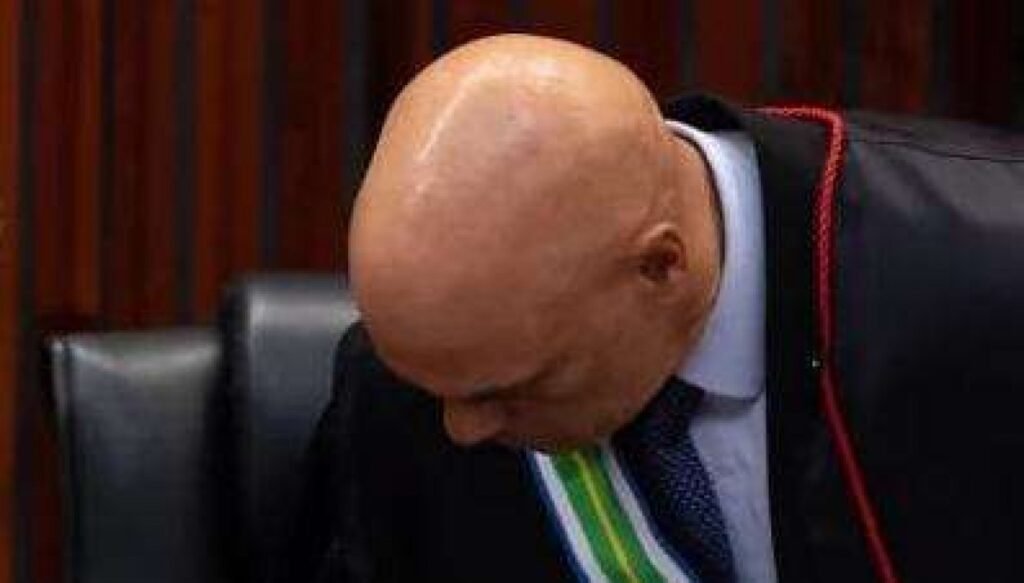 Bastaram poucas palavras para transformar um aliado celebrado em peso morto político. Mas como isso aconteceu tão rápido? A resposta começa num contraste que salta aos olhos. De um lado, elogios públicos, afagos simbólicos e o tratamento de “companheiro Alexandre”. De outro, uma frase que soou como recado direto: quem quer “ficar milionário não pode ser ministro da Suprema Corte”. Se antes havia proximidade, por que o tom mudou de forma tão brusca? Porque o ambiente mudou antes da fala mudar. E esse é o ponto que muita gente ignora. Dois dias antes, a CPI havia exposto um dado explosivo: patrimônio triplicado e 17 imóveis avaliados em R$ 31,5 milhões. Quando esse tipo de informação entra no debate público, a questão deixa de ser apenas jurídica e passa a ser eleitoral. E quando vira risco eleitoral, ninguém quer segurar sozinho esse custo. Mas por que isso atingiria Lula de forma tão direta? Porque o problema não era apenas o ministro. O problema era a percepção do eleitor sobre a relação entre a Corte e o governo. E é aqui que a maioria se surpreende: o dado mais sensível não é só a desconfiança no STF, mas a ideia de que ele atua como aliado do Planalto. Segundo os números citados, 49% dos brasileiros não confiam no Supremo, 66% querem senadores pró-impeachment e 59% veem a Corte como aliada do governo. O que isso produz? Contaminação política. Se a Corte entra em desgaste, o governo entra junto? Na prática, sim. Especialmente quando o presidente já aparece em cenário apertado e qualquer associação negativa pode custar apoio. Defender alguém sob suspeita, nesse contexto, deixa de parecer lealdade e passa a parecer cumplicidade. Lula percebeu isso. E percebeu antes de muita gente admitir em voz alta. Então a primeira razão seria eleitoral? Exatamente. Lula não teria se afastado por princípio, mas por cálculo. Com o tema ganhando força, sustentar Moraes significaria enfrentar uma maioria desconfiada. E há um detalhe que quase ninguém percebe: em momentos assim, o silêncio já não protege. Quando a crise cresce, ficar calado também vira posição. Mas se o silêncio já não bastava, o que obrigou Lula a se mover? A entrada do tema na arena presidencial. Até então, havia distância calculada de vários lados. Flávio Bolsonaro mantinha cautela, cercado por riscos políticos e jurídicos. Lula também evitava se expor. Só que esse conforto acabou quando Ronaldo Caiado exigiu que o STF “corte na própria carne” antes de qualquer impeachment. O debate deixou de ser lateral. Virou centro de disputa. E por que isso pesa tanto? Porque, quando um adversário puxa um tema sensível para o palco principal, os demais são forçados a reagir. Flávio teve de acompanhar. Lula também. E o que acontece depois muda tudo: ao reagir, cada um revela onde quer estar quando a crise amadurecer. Lula escolheu não ficar colado demais. Essa seria a segunda razão? Sim: pressão política externa. Não foi apenas uma decisão espontânea. Foi uma resposta a um tabuleiro que mudou. Quando o assunto passa a influenciar pré-candidaturas, alianças e percepção pública, o custo de proteger alguém cresce rápido demais. E, para quem governa, esse custo costuma ser ainda maior. Mas ainda falta a terceira razão, e talvez seja a mais dura. Lula teria percebido que o desgaste atual pode ser só o começo. A avaliação apresentada é de que o pior ainda estaria por vir, com a delação de Vorcaro chegando na semana seguinte. Se há risco de novas revelações, permanecer no mesmo barco deixa de ser estratégia e vira ameaça. Então Lula jogou Moraes aos leões para não afundar junto? Essa é a leitura central. Não por rompimento moral, mas por instinto de sobrevivência política. Quando um aliado vira passivo eleitoral explosivo, a lógica muda. O “salvador da democracia” de ontem pode se tornar o problema que ninguém quer carregar amanhã. E o mais inquietante talvez seja isso: a frase de Lula não encerra a crise, apenas marca o momento em que ele decidiu se reposicionar antes que a maré subisse ainda mais. O ponto principal, no fim, é simples e incômodo: ele não se afastou porque tudo já estava ruim demais, mas porque suspeitou que ainda pode piorar.