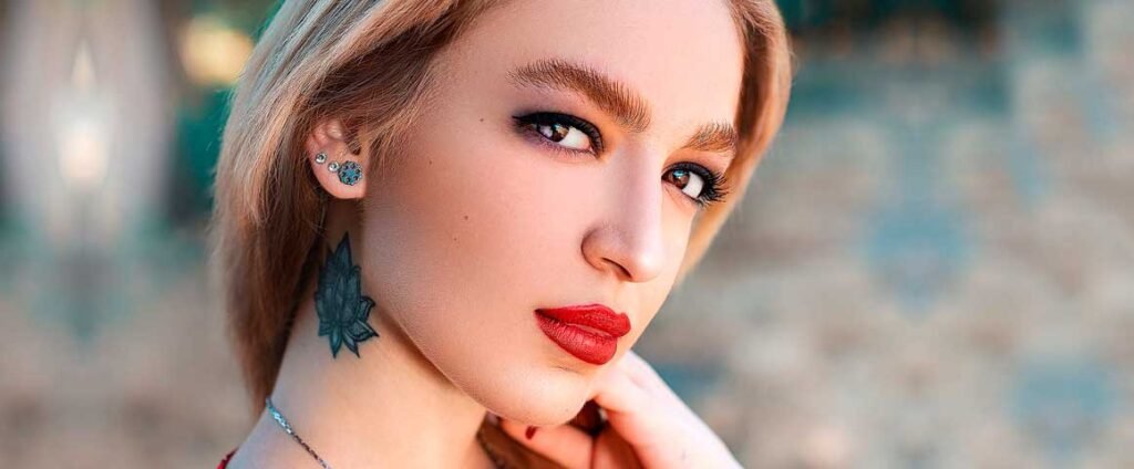 **Sabedorias Populares: Verdades ou Mitos?** Os **ditos populares** são parte integrante da cultura e da sabedoria coletiva, transmitidos de geração em geração. No entanto, nem todas essas frases carregam verdades absolutas. Algumas podem, na verdade, estar atrasando o seu progresso pessoal e profissional. Segundo a publicação no site Refletir para Refletir, existem três sabedorias populares que, se analisadas criticamente, revelam-se mais prejudiciais do que benéficas. Vamos explorar essas ideias e entender por que elas podem não ser tão úteis quanto parecem. **1. "O que é seu está guardado."** Essa frase sugere que o destino ou o universo tem algo reservado para cada um de nós, e que, independentemente das ações que tomemos, o que nos pertence acabará por nos encontrar. Mas será que isso é verdade? Segundo a publicação, essa mentalidade pode levar à passividade e à inércia. Em vez de esperar que as coisas aconteçam, é crucial tomar iniciativas e buscar ativamente as oportunidades. A ideia de que o que é seu está guardado pode ser reconfortante, mas também pode ser uma desculpa para não agir. **2. "A pressa é inimiga da perfeição."** Embora seja verdade que a pressa pode levar a erros, essa frase pode ser mal interpretada como um incentivo à procrastinação. De acordo com a fonte, muitas vezes, a busca pela perfeição impede que as pessoas concluam tarefas ou projetos. O medo de não atingir um padrão ideal pode resultar em atrasos e oportunidades perdidas. Em vez disso, é importante encontrar um equilíbrio entre qualidade e eficiência, reconhecendo que o progresso é mais valioso do que a perfeição inatingível. **3. "Deus ajuda quem cedo madruga."** Este ditado enfatiza a importância de acordar cedo e ser produtivo. No entanto, a publicação aponta que o sucesso não depende apenas do horário em que se começa o dia, mas sim de como se utiliza o tempo disponível. Pessoas têm ritmos diferentes, e o que funciona para uma pode não funcionar para outra. A chave é encontrar um ritmo que maximize a produtividade pessoal, respeitando o próprio corpo e mente. A eficácia não está necessariamente ligada ao horário, mas à gestão do tempo e à qualidade do trabalho realizado. **Como essas sabedorias impactam sua vida?** Acreditar cegamente nesses ditos pode limitar o potencial de crescimento e realização pessoal. Ao questionar e reavaliar essas crenças, é possível adotar uma abordagem mais proativa e realista em relação aos desafios e oportunidades da vida. Segundo a publicação, é essencial desenvolver um pensamento crítico sobre as mensagens que absorvemos culturalmente, para que possamos tomar decisões mais informadas e alinhadas com nossos objetivos. **Conclusão** Os **ditos populares** têm seu valor cultural e podem oferecer conforto em momentos de incerteza. No entanto, é importante discernir quais dessas sabedorias realmente contribuem para o nosso desenvolvimento e quais podem estar nos atrasando. Ao adotar uma postura crítica e reflexiva, podemos transformar essas frases em ferramentas de motivação e ação, em vez de barreiras ao nosso progresso.