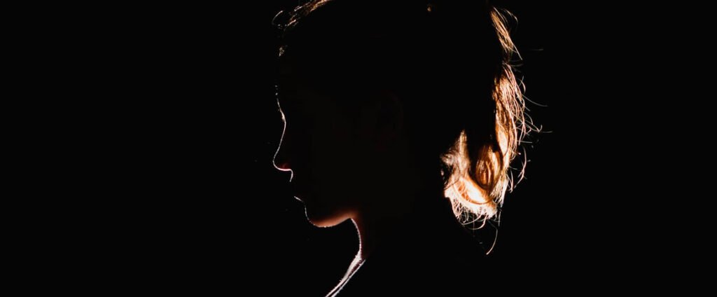 **3 Sinais SILENCIOSOS de que você vive com um manipulador** Você já se perguntou se está sendo manipulado por alguém próximo? A **manipulação** é uma forma sutil e muitas vezes imperceptível de controle que pode ocorrer em relacionamentos pessoais e profissionais. Segundo a publicação do site Refletir para Refletir, muitas pessoas que são vítimas de manipuladores nem sequer percebem que estão sendo manipuladas. Isso ocorre porque, se soubessem, certamente tomariam medidas para se proteger. Neste texto, exploraremos três sinais silenciosos que podem indicar que você está vivendo com um manipulador. **1. Comportamento Passivo-Agresivo** O que é comportamento passivo-agressivo? Este é um padrão de comportamento onde a pessoa expressa sua raiva ou descontentamento de maneira indireta, em vez de ser aberta e direta. Segundo a publicação, um manipulador pode usar o comportamento passivo-agressivo para criar confusão e insegurança. Por exemplo, ele pode concordar com algo, mas depois agir de forma contrária, ou fazer comentários sarcásticos que deixam você se sentindo culpado ou inadequado. Este tipo de comportamento pode ser difícil de identificar, pois muitas vezes é sutil e pode ser facilmente descartado como uma simples "brincadeira". **2. Gaslighting** O que é gaslighting? Este termo refere-se a uma forma de manipulação psicológica em que o manipulador tenta fazer a vítima duvidar de sua própria percepção da realidade. De acordo com a publicação, um manipulador pode usar gaslighting para fazer você questionar suas memórias, sentimentos e até mesmo sua sanidade. Ele pode negar ter dito ou feito algo, mesmo quando você tem certeza do contrário, ou pode minimizar seus sentimentos, fazendo você se sentir exagerado ou irracional. Este tipo de manipulação pode ser extremamente prejudicial, pois mina a confiança da vítima em si mesma e em sua capacidade de tomar decisões. **3. Isolamento Social** Como o isolamento social pode ser um sinal de manipulação? Um manipulador pode tentar isolar você de amigos e familiares para aumentar seu controle sobre você. Segundo a publicação, ele pode fazer isso de várias maneiras, como criticando constantemente seus entes queridos, criando conflitos ou fazendo você se sentir culpado por passar tempo com outras pessoas. O objetivo é fazer com que você dependa exclusivamente dele para apoio emocional e validação. Este isolamento pode ser devastador, pois priva a vítima de uma rede de apoio que poderia ajudá-la a reconhecer e resistir à manipulação. **Como se proteger de um manipulador?** Identificar esses sinais é o primeiro passo para se proteger de um manipulador. Se você suspeita que está sendo manipulado, é importante buscar apoio de amigos, familiares ou profissionais de saúde mental. Segundo a publicação, estabelecer limites claros e assertivos pode ajudar a reduzir o controle do manipulador sobre você. Além disso, fortalecer sua autoestima e confiança em suas próprias percepções pode ser crucial para resistir à manipulação. Em resumo, a manipulação é uma tática insidiosa que pode ser difícil de detectar, mas ao estar ciente dos sinais silenciosos, como comportamento passivo-agressivo, gaslighting e isolamento social, você pode tomar medidas para proteger a si mesmo e seus relacionamentos. Lembre-se, reconhecer que você está sendo manipulado é o primeiro passo para recuperar seu poder e autonomia.