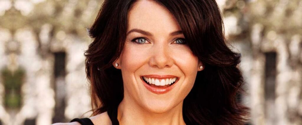 **Como ser querido pela maioria das pessoas?** Essa é uma pergunta que muitos se fazem, especialmente em um mundo onde as interações sociais são fundamentais para o sucesso pessoal e profissional. Segundo a publicação no site Refletir para Refletir, existem **três truques psicológicos** que podem ajudar a conquistar as pessoas ao seu redor sem precisar abrir mão da sua personalidade ou ser falso. Vamos explorar esses truques e entender como eles podem ser aplicados no dia a dia. **Quais são os truques para ser querido?** O primeiro truque destacado pela publicação é a **escuta ativa**. Muitas vezes, as pessoas estão mais preocupadas em falar do que em ouvir. No entanto, prestar atenção genuína ao que os outros têm a dizer pode fazer uma grande diferença. A escuta ativa envolve não apenas ouvir as palavras, mas também compreender o contexto e as emoções por trás delas. Isso demonstra respeito e interesse, o que pode cativar as pessoas naturalmente. **Como a escuta ativa pode ser aplicada?** Para praticar a escuta ativa, é importante manter contato visual, fazer perguntas relevantes e mostrar empatia. Isso não significa concordar com tudo que é dito, mas sim validar os sentimentos e perspectivas dos outros. Segundo a publicação, essa prática pode fortalecer os laços interpessoais e criar um ambiente de confiança e respeito mútuo. **Qual é o segundo truque para ser querido?** O segundo truque é o **reforço positivo**. As pessoas tendem a se sentir mais valorizadas e motivadas quando recebem elogios e reconhecimento. No entanto, é crucial que esses elogios sejam sinceros e específicos. Em vez de fazer comentários genéricos, é mais eficaz destacar qualidades ou ações específicas que você aprecia na outra pessoa. **Por que o reforço positivo é importante?** Segundo a publicação, o reforço positivo não apenas melhora o humor das pessoas ao seu redor, mas também pode aumentar a sua própria satisfação e felicidade. Quando você cria um ambiente positivo, as pessoas tendem a associar essa sensação agradável à sua presença, o que pode aumentar sua popularidade e aceitação social. **Qual é o terceiro truque para ser querido?** O terceiro truque é a **autenticidade**. Em um mundo onde muitos tentam se encaixar em padrões ou expectativas alheias, ser autêntico pode ser um diferencial poderoso. Isso significa ser verdadeiro consigo mesmo e com os outros, expressando suas opiniões e sentimentos de forma honesta e respeitosa. **Como a autenticidade pode impactar as relações?** Segundo a publicação, a autenticidade gera confiança e admiração. As pessoas tendem a se sentir mais confortáveis e seguras ao redor de alguém que é genuíno. Além disso, ser autêntico permite que você construa relações baseadas em valores e interesses reais, em vez de superficialidades. **Como esses truques podem ser integrados no dia a dia?** Integrar esses truques no cotidiano pode parecer desafiador no início, mas com prática e dedicação, eles podem se tornar hábitos naturais. A chave é começar com pequenas mudanças, como dedicar alguns minutos a mais para ouvir um colega ou expressar gratidão por algo que alguém fez. Com o tempo, essas ações podem se tornar parte integrante de quem você é, facilitando a construção de relações mais fortes e significativas. Em resumo, ser querido pela maioria das pessoas não requer mudanças drásticas na personalidade ou comportamento. Segundo a publicação no site Refletir para Refletir, a **escuta ativa**, o **reforço positivo** e a **autenticidade** são ferramentas poderosas que podem ajudar a conquistar e manter relações cordiais e genuínas. Ao aplicar esses truques, é possível criar um ambiente de confiança e respeito, onde todos se sintam valorizados e apreciados.