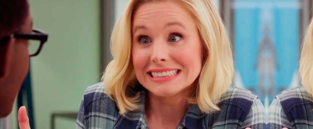 **Como ser mais carismático e influente?** Essa é uma pergunta que muitas pessoas se fazem ao longo da vida. A boa notícia é que, segundo a publicação do site Refletir para Refletir, **ser carismático** não é um dom inato, mas sim uma habilidade que pode ser desenvolvida. Existem comportamentos específicos que são observados em pessoas carismáticas e que podem ser aprendidos e incorporados ao estilo pessoal de cada um. Vamos explorar os **três truques psicológicos** mais importantes para fazer amigos e influenciar pessoas. **Quais são os comportamentos observados em pessoas carismáticas?** De acordo com a publicação, pessoas carismáticas compartilham certos comportamentos que as tornam mais atraentes e influentes. Esses comportamentos podem ser aprendidos e praticados por qualquer pessoa interessada em melhorar suas habilidades sociais. **Qual é o primeiro truque psicológico para ser mais carismático?** O primeiro truque é a **escuta ativa**. Ouvir atentamente o que os outros têm a dizer demonstra interesse genuíno e respeito. Quando você pratica a escuta ativa, está mostrando que valoriza a opinião do outro, o que pode fortalecer os laços e aumentar sua influência. Para praticar a escuta ativa, mantenha contato visual, faça perguntas pertinentes e evite interromper. **Por que a escuta ativa é importante?** A escuta ativa é fundamental porque cria um ambiente de confiança e respeito mútuo. Quando as pessoas sentem que estão sendo ouvidas, elas tendem a se abrir mais e a valorizar a interação. Isso pode levar a relacionamentos mais profundos e significativos. **Qual é o segundo truque psicológico?** O segundo truque é o uso do **espelhamento**. Espelhar é uma técnica que envolve imitar sutilmente a linguagem corporal, os gestos e até o tom de voz da outra pessoa. Isso cria uma sensação de conexão e empatia, fazendo com que o interlocutor se sinta mais à vontade e compreendido. **Como o espelhamento pode influenciar as pessoas?** O espelhamento pode influenciar as pessoas ao criar uma sensação de semelhança e entendimento. Quando alguém percebe que você está em sintonia com ela, é mais provável que se sinta confortável e aberta a suas ideias e sugestões. **Qual é o terceiro truque psicológico para influenciar pessoas?** O terceiro truque é a **autenticidade**. Ser autêntico significa ser verdadeiro consigo mesmo e com os outros. Pessoas autênticas são percebidas como confiáveis e genuínas, o que aumenta sua capacidade de influenciar e inspirar os outros. **Por que a autenticidade é tão poderosa?** A autenticidade é poderosa porque as pessoas são naturalmente atraídas por aqueles que são verdadeiros e transparentes. Quando você é autêntico, cria um ambiente de confiança, onde os outros se sentem seguros para serem eles mesmos também. **Como esses truques podem ser incorporados no dia a dia?** Incorporar esses truques no dia a dia requer prática e intenção. Comece prestando mais atenção às suas interações diárias, praticando a escuta ativa, o espelhamento e sendo autêntico em suas comunicações. Com o tempo, esses comportamentos se tornarão naturais e parte do seu estilo pessoal. **Quais são os benefícios de ser mais carismático e influente?** Ser mais carismático e influente pode trazer inúmeros benefícios, tanto na vida pessoal quanto profissional. Relacionamentos mais fortes, maior capacidade de liderança e melhores oportunidades de carreira são apenas alguns dos resultados positivos que podem surgir ao desenvolver essas habilidades. Em resumo, segundo a publicação do site Refletir para Refletir, **ser carismático** é uma habilidade que pode ser aprendida e aprimorada. Ao praticar a escuta ativa, o espelhamento e a autenticidade, qualquer pessoa pode se tornar mais atraente e influente em suas interações sociais.