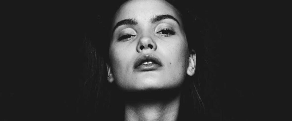 **Como Impor Respeito Imediatamente: 3 Truques Psicológicos** Impor respeito é uma habilidade valiosa em diversas situações sociais e profissionais. Mas como algumas pessoas conseguem isso de forma tão natural? Segundo a publicação do site Refletir para Refletir, existem **três truques psicológicos** que qualquer pessoa pode aprender e aplicar para conquistar o respeito nos grupos. Vamos explorar essas técnicas e entender como elas funcionam. **1. Qual é o primeiro truque psicológico para impor respeito?** O primeiro truque é a **linguagem corporal confiante**. A forma como nos apresentamos fisicamente pode ter um impacto significativo na percepção dos outros. Manter uma postura ereta, fazer contato visual e usar gestos firmes são maneiras de transmitir confiança. Segundo a publicação, essas ações não apenas fazem com que os outros nos vejam como mais respeitáveis, mas também aumentam nossa própria autoconfiança. **2. Por que a linguagem corporal é tão importante?** A linguagem corporal é crucial porque a comunicação não verbal muitas vezes fala mais alto do que as palavras. Quando alguém demonstra confiança através da postura e dos gestos, isso sinaliza aos outros que essa pessoa é segura de si e merece ser ouvida. Além disso, a linguagem corporal confiante pode influenciar positivamente a forma como nos sentimos internamente, criando um ciclo de autoconfiança e respeito mútuo. **3. Qual é o segundo truque para conquistar respeito?** O segundo truque é **ouvir ativamente**. Muitas vezes, as pessoas subestimam o poder de ouvir. No entanto, prestar atenção genuína ao que os outros dizem demonstra respeito e consideração, o que, por sua vez, faz com que os outros retribuam esse respeito. De acordo com a fonte, ouvir ativamente envolve fazer perguntas pertinentes, mostrar interesse real e evitar interrupções. **4. Como a escuta ativa contribui para impor respeito?** A escuta ativa contribui para impor respeito porque cria um ambiente de confiança e compreensão. Quando as pessoas sentem que estão sendo ouvidas, elas tendem a valorizar mais a pessoa que está ouvindo. Isso estabelece uma base sólida para relacionamentos respeitosos e produtivos, tanto no ambiente pessoal quanto no profissional. **5. Qual é o terceiro truque psicológico mencionado?** O terceiro truque é **estabelecer limites claros**. Segundo a publicação, saber dizer "não" de forma assertiva e definir limites pessoais é essencial para impor respeito. Quando somos claros sobre o que aceitamos ou não, mostramos que valorizamos nosso tempo e energia, o que leva os outros a respeitarem nossas decisões e limites. **6. Por que estabelecer limites é eficaz para impor respeito?** Estabelecer limites é eficaz porque comunica aos outros que temos um senso claro de autocontrole e autovalor. Pessoas que conseguem definir e manter limites são vistas como mais respeitáveis, pois demonstram que não se deixam influenciar facilmente e que têm prioridades bem definidas. **7. Como aplicar esses truques no dia a dia?** Para aplicar esses truques no dia a dia, é importante praticar a **consciência corporal**, dedicar tempo para ouvir os outros atentamente e ser firme ao estabelecer limites. A prática constante dessas técnicas pode levar a uma mudança significativa na forma como somos percebidos pelos outros, aumentando o respeito que recebemos em diversas interações. Em resumo, impor respeito não é apenas uma questão de personalidade inata, mas sim de aplicar estratégias psicológicas eficazes. Através da **linguagem corporal confiante**, da **escuta ativa** e do **estabelecimento de limites**, qualquer pessoa pode aprender a conquistar o respeito dos outros de maneira imediata e duradoura.