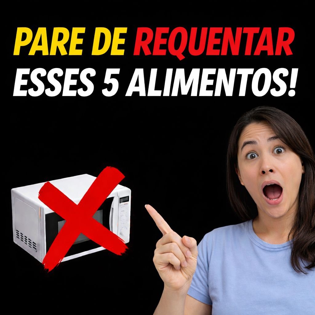 Parece exagero dizer que uma comida comum pode se transformar em **risco silencioso** só por ser reaquecida, mas é exatamente esse tipo de erro que muita gente comete sem perceber. Afinal, se estava boa no almoço, por que seria perigosa horas depois? A resposta não está apenas no alimento em si, mas no que acontece entre o fogão, a geladeira e o momento de aquecer de novo. Então o problema é o reaquecimento? Não exatamente. O ponto mais importante está em **como o alimento foi armazenado**, por quanto tempo ficou fora da geladeira e quantas vezes passou pelo ciclo de esfriar e aquecer. E há um detalhe que quase ninguém nota: em alguns casos, o calor não resolve o problema. Isso porque certas bactérias podem deixar **toxinas** que continuam ali mesmo depois que a comida volta a ficar quente. Mas quais alimentos merecem mais atenção? Antes de chegar neles, vale entender por que isso assusta tanto. Muita gente acredita que basta “esquentar bem” para eliminar qualquer perigo. Só que nem sempre funciona assim. Em alguns alimentos, o risco está na multiplicação de micro-organismos quando ficam tempo demais em **temperatura ambiente**. Em outros, o problema envolve alterações químicas que surgem com o reaquecimento repetido. E é aqui que a maioria se surpreende: um dos primeiros da lista está presente quase todos os dias na mesa. O **arroz**, tão comum e aparentemente inofensivo, pode conter esporos da bactéria **Bacillus cereus**, resistente ao calor. O que isso significa na prática? Se o arroz cozido ficar mais de duas horas fora da geladeira, esses micro-organismos podem se multiplicar e produzir toxinas. E o que acontece depois muda tudo: mesmo reaquecendo, essas toxinas podem continuar ali, aumentando o risco de **náuseas, vômitos, dor abdominal e diarreia**. Se o arroz já chama atenção, o que dizer de outro alimento que parece ainda mais seguro? A **batata** também exige cuidado. Quando fica muito tempo em temperatura ambiente, pode favorecer a proliferação de bactérias. E não para por aí. O reaquecimento excessivo em altas temperaturas pode levar à formação de **acrilamida**, uma substância potencialmente prejudicial. Mas há mais um detalhe que muita gente ignora: batatas com partes **esverdeadas** ou com **brotos** podem indicar presença de **solanina**, um composto tóxico. E os vegetais, entram nessa lista? Sim, e esse é um ponto que costuma pegar muita gente desprevenida. O **espinafre**, conhecido pelo valor nutricional, contém **nitratos naturais**. O problema aparece quando ele é armazenado por muito tempo ou reaquecido várias vezes. Nessas condições, esses compostos podem se transformar em substâncias indesejáveis. Parece pouco preocupante à primeira vista, mas é justamente esse tipo de hábito repetido na rotina que aumenta o risco sem dar sinais imediatos. Mas será que alimentos ricos em proteína também sofrem com isso? Sofrem, e talvez mais do que se imagina. O **ovo**, por exemplo, pode ter sua estrutura alterada no reaquecimento, especialmente no **micro-ondas**. As proteínas e gorduras podem sofrer **oxidação**, o que afeta sabor, textura e qualidade nutricional. Não é apenas uma questão de ficar menos gostoso. Em alguns casos, o alimento perde parte daquilo que o tornava interessante do ponto de vista nutricional. E quando o assunto é carne branca, o cuidado diminui? Na verdade, aumenta. O **frango** é uma excelente fonte de proteína, mas também pede atenção redobrada. Quando é aquecido e resfriado repetidamente, suas proteínas podem sofrer alterações que dificultam a digestão e provocam **desconfortos gastrointestinais**. Parece algo simples, mas esse vai e volta entre geladeira e reaquecimento é mais comum do que deveria. Então esses cinco alimentos viram mesmo “veneno”? A palavra chama atenção, mas o ponto central é outro: eles podem se tornar **perigosos** quando são manipulados da forma errada. O verdadeiro risco não está só no alimento, e sim no descuido com **armazenamento**, tempo fora da geladeira e reaquecimento repetido. E talvez essa seja a parte mais importante de todas: o que protege sua saúde não é apenas cozinhar bem, mas saber exatamente o que fazer depois. Porque, na cozinha, o erro quase nunca começa no prato — ele começa no intervalo entre uma refeição e outra.