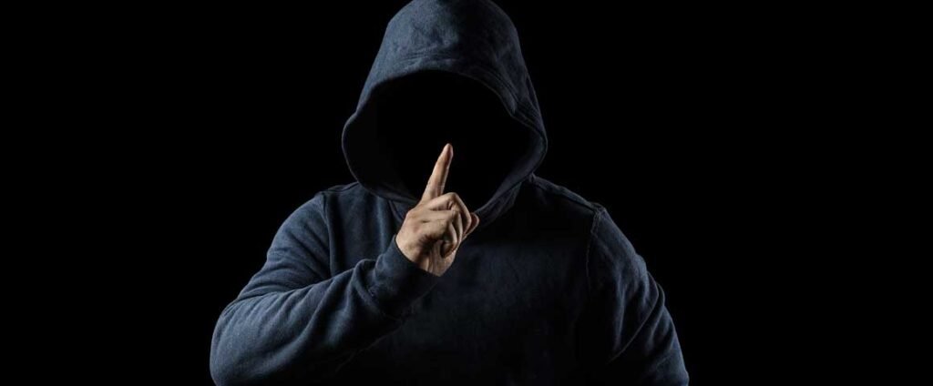 **Como Identificar um Narcisista Oculto em Sua Vida?** Você já se perguntou se alguém próximo a você pode ser um **narcisista oculto**? Segundo a publicação do site Refletir para Refletir, existem sinais específicos que podem indicar a presença desse tipo de personalidade em sua vida. Mas o que exatamente caracteriza um narcisista oculto e como podemos identificá-lo? **O que é um Narcisista Oculto?** Um narcisista oculto é alguém que possui o **Transtorno de Personalidade Narcisista**, mas que não exibe os comportamentos típicos de grandiosidade e busca incessante por atenção de maneira óbvia. Em vez disso, eles podem parecer modestos ou até mesmo tímidos, mas ainda assim têm uma necessidade extrema de se sentir superiores aos outros. **Quais são os Sinais de um Narcisista Oculto?** 1. **Críticas Constantes**: Um dos sinais mais evidentes é a tendência a criticar os outros constantemente. Segundo a publicação, essas críticas muitas vezes são vazias e sem fundamento, servindo apenas para diminuir as conquistas alheias e elevar o próprio ego do narcisista. 2. **Falta de Empatia**: Narcisistas ocultos têm dificuldade em se sentir genuinamente felizes pelos outros. Eles podem fingir interesse ou preocupação, mas raramente conseguem demonstrar empatia verdadeira. 3. **Necessidade de Superioridade**: Mesmo que não seja óbvio, o narcisista oculto sente uma necessidade constante de se sentir superior. Isso pode se manifestar em comportamentos sutis, como se colocar como exemplo em todas as situações. 4. **Manipulação Emocional**: Eles são mestres em manipular as emoções alheias para obter o que desejam. Isso pode incluir fazer com que você se sinta culpado ou inadequado. 5. **Insegurança Disfarçada**: Embora possam parecer confiantes, narcisistas ocultos frequentemente escondem uma profunda insegurança. Eles usam a depreciação dos outros como uma forma de se proteger. 6. **Falta de Reconhecimento dos Outros**: Eles têm dificuldade em reconhecer e valorizar as conquistas dos outros, preferindo minimizar ou ignorar o sucesso alheio. **Por que é Importante Reconhecer um Narcisista Oculto?** Identificar um narcisista oculto em sua vida é crucial para proteger sua saúde mental e emocional. Conviver com alguém que constantemente critica e manipula pode ser desgastante e prejudicial. Além disso, entender essas dinâmicas pode ajudá-lo a estabelecer limites saudáveis e buscar apoio quando necessário. **Como Lidar com um Narcisista Oculto?** Lidar com um narcisista oculto pode ser desafiador, mas algumas estratégias podem ajudar. Estabelecer limites claros e firmes é essencial. Além disso, buscar apoio de amigos, familiares ou profissionais pode fornecer a perspectiva e o suporte necessários para enfrentar essa situação. **Conclusão** Reconhecer os sinais de um narcisista oculto é o primeiro passo para proteger a si mesmo e suas relações. Embora todos possamos exibir traços narcisistas em algum grau, é importante estar atento aos comportamentos que indicam um transtorno mais profundo. Segundo a publicação, a chave está em observar os padrões de comportamento e não apenas os incidentes isolados. Ao fazer isso, você pode tomar decisões informadas sobre como interagir com essas pessoas em sua vida.