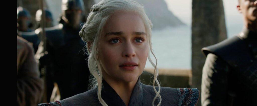 **Como se Tornar um Líder: 7 Atitudes Essenciais** O que faz um líder ser reconhecido como tal? Quais são as atitudes que diferenciam um líder eficaz de um mero gestor? Segundo a publicação no site Refletir para Refletir, baseada no livro “Poder e Manipulação” de Jacob Petry, existem **sete atitudes fundamentais** que podem transformar qualquer pessoa em um líder respeitado e influente. Este livro, que se inspira no clássico “O Príncipe” de Nicolau Maquiavel, explora os comportamentos que líderes de diversas esferas de poder adotam para alcançar e manter sua posição. **1. Compreensão do Poder** Por que é importante entender o poder? Compreender a dinâmica do poder é essencial para qualquer líder. Segundo Petry, líderes eficazes sabem como o poder funciona e como ele pode ser utilizado para influenciar e motivar pessoas. Eles reconhecem que o poder não é apenas uma questão de autoridade, mas também de influência e persuasão. **2. Comunicação Clara e Eficaz** Como a comunicação impacta a liderança? A comunicação é uma ferramenta poderosa na liderança. Líderes bem-sucedidos são aqueles que conseguem transmitir suas ideias de forma clara e eficaz. Eles sabem ouvir e adaptar sua mensagem ao público, garantindo que todos compreendam a visão e os objetivos da equipe. **3. Tomada de Decisões Corajosa** Por que a coragem é vital na tomada de decisões? Tomar decisões difíceis é uma parte inevitável da liderança. Petry destaca que líderes precisam ser corajosos e confiantes em suas escolhas, mesmo quando enfrentam incertezas. A capacidade de tomar decisões firmes e bem-informadas inspira confiança e respeito entre os membros da equipe. **4. Inteligência Emocional** Qual é o papel da inteligência emocional na liderança? A inteligência emocional é crucial para entender e gerenciar as próprias emoções e as dos outros. Líderes com alta inteligência emocional são capazes de criar um ambiente de trabalho positivo, resolver conflitos de maneira eficaz e motivar sua equipe a alcançar resultados excepcionais. **5. Visão Estratégica** Como a visão estratégica diferencia um líder? Ter uma visão clara do futuro e saber como alcançá-la é uma característica distintiva dos líderes. Eles são capazes de antecipar desafios e oportunidades, planejando estrategicamente para garantir o sucesso a longo prazo. Essa visão orienta a equipe e mantém todos focados nos objetivos comuns. **6. Capacidade de Inspirar e Motivar** O que torna um líder inspirador? Inspirar e motivar são habilidades essenciais para qualquer líder. Segundo Petry, líderes inspiradores são aqueles que conseguem engajar sua equipe, promovendo um senso de propósito e paixão pelo trabalho. Eles reconhecem e celebram as conquistas, incentivando continuamente o crescimento e o desenvolvimento pessoal e profissional. **7. Integridade e Ética** Por que a integridade é fundamental na liderança? A integridade é a base de qualquer liderança eficaz. Líderes que agem com ética e transparência ganham a confiança e o respeito de sua equipe. Eles servem como modelos de comportamento, promovendo uma cultura de honestidade e responsabilidade dentro da organização. Em resumo, segundo a publicação, as sete atitudes destacadas por Jacob Petry no livro “Poder e Manipulação” são essenciais para quem deseja se tornar um líder eficaz. Compreender o poder, comunicar-se de forma clara, tomar decisões corajosas, possuir inteligência emocional, ter uma visão estratégica, inspirar e motivar, além de agir com integridade, são comportamentos que diferenciam líderes verdadeiramente influentes. Ao adotar essas atitudes, qualquer pessoa pode desenvolver suas habilidades de liderança e alcançar o sucesso em qualquer esfera de atuação.