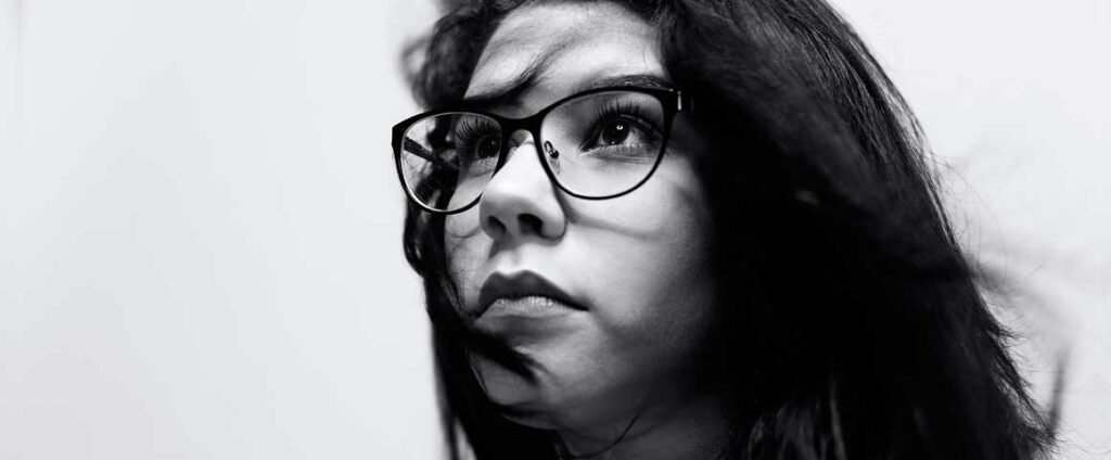 **7 Sinais que Você é Superdotado e Não Sabe** Você já se perguntou se poderia ser **superdotado**? Muitas pessoas associam essa condição a um alto **QI**, mas, segundo o psicólogo Jean Alessandro no Podcast Sem Groselha, "não tem a ver com QI". A superdotação é uma condição complexa e, no Brasil, muitas pessoas podem ser superdotadas sem saber, já que apenas 2.621 pessoas foram identificadas, enquanto a **OMS** estima que 4% da população mundial possui essa característica. Mas como saber se você faz parte desse grupo? Aqui estão sete sinais que podem indicar que você é superdotado: 1. **Pensamento Ágil**: Uma das principais características dos superdotados é a rapidez no processamento de informações. A neuropsicopedagoga Priscilla Hoffmann explicou ao G1 que a superdotação envolve uma facilidade de aprender e um raciocínio lógico acima da média. Isso significa que você pode entender conceitos rapidamente e, por isso, pode perder a paciência ao ouvir explicações que já compreendeu. 2. **Sensibilidade a Estímulos**: Superdotados possuem um cérebro hiperdesenvolvido em diversas áreas, tornando-os sensíveis a estímulos sensoriais e emocionais. Segundo a Dra. Olzeni Ribeiro no Podcast Lutz, eles podem perceber sons, cheiros ou toques de maneira intensa. Por exemplo, um latido distante pode ser percebido como um som muito próximo. 3. **Intensidade Emocional**: A intensidade é uma característica marcante. Superdotados experimentam emoções de forma intensa, seja amor, tristeza ou alegria. Pessoas típicas têm um "delay" ao processar estímulos, mas para os superdotados, o impacto é imediato e profundo. 4. **Empatia e Profundidade Emocional**: Apesar de estereótipos, muitos superdotados são altamente empáticos. O Dr. Jorge Valle Filho destacou que eles estão sintonizados com as emoções dos outros e compreendem profundamente as experiências alheias. Essa empatia pode ser uma faca de dois gumes, pois, ao mesmo tempo que conecta, também pode gerar um sentimento de inadequação. 5. **Dificuldades Sociais**: A percepção aguçada e o pensamento único podem levar a dificuldades em interações sociais. Jean Alessandro mencionou que superdotados podem se sentir "excluídos" por sua maneira de pensar diferente. Eles podem ser vistos como "chatos" por estarem constantemente analisando comportamentos sociais. 6. **Criatividade Fora da Caixa**: Superdotados têm uma criatividade que transcende padrões convencionais. O Dr. Jorge Valle Filho afirmou que eles abordam desafios de maneira original e imaginativa, criando conexões que podem parecer sem sentido para a maioria. 7. **Componente Genético**: Estudos indicam que a superdotação é uma condição genética e hereditária. Priscilla Hoffmann mencionou que é comum encontrar mais de um superdotado na mesma família, reforçando a ideia de que "onde tem um, tem dez". Se você se identificou com esses sinais, pode ser que você seja superdotado. No entanto, é importante lembrar que apenas um profissional pode confirmar essa condição. A superdotação é mais comum do que se imagina e, apesar dos desafios sociais, pode ser uma fonte de grande potencial e realização pessoal.