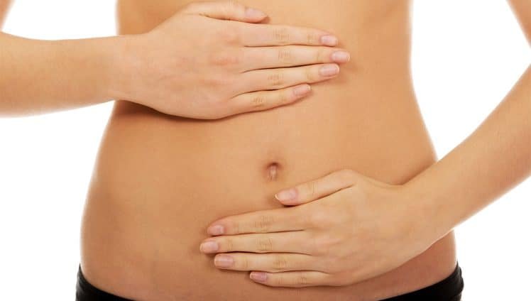 Ela não aparece apenas no espelho, e é justamente por isso que a **gordura abdominal** preocupa tanto. Por que esse acúmulo merece atenção além da estética? Porque, segundo as informações apresentadas, ele representa um risco para a saúde geral do organismo. Como envolve a região de **órgãos vitais**, a falta de controle pode estar ligada a problemas como **pressão arterial alta**, **diabetes** e **fígado gorduroso**. Isso significa que qualquer quantidade já é perigosa? Não exatamente. Em pequenas quantidades, ela não representa um risco significativo, mas, com o passar do tempo, pode aumentar e favorecer doenças que afetam a qualidade de vida. Diante disso, o que pode ser feito? A resposta começa por dois pilares simples e conhecidos: **boa alimentação** e **prática regular de exercícios físicos**. E por que esses hábitos são tão importantes? Porque ajudam a melhorar o ritmo do **metabolismo** e favorecem o processo pelo qual o corpo transforma gordura em energia. Mas existe algo mais específico dentro da alimentação? Sim. Alguns **superalimentos** foram apontados como aliados positivos na eliminação da gordura abdominal. Quais são eles e o que oferecem? As **amêndoas** e outras **oleaginosas** entram primeiro nessa lista. O que elas têm de especial? Suas **gorduras saudáveis** ajudam a reduzir o **colesterol ruim** e também a ansiedade por comer em excesso. Isso já seria suficiente para chamar atenção, mas há outro ponto importante: o teor de **magnésio** apoia a construção de **massa muscular** e melhora o rendimento durante a atividade física. E o efeito no dia a dia? Graças às **fibras**, elas melhoram a digestão, prolongam a **saciedade** e ajudam a acalmar a inflamação. E quando a ideia é buscar um alimento leve e hidratante? A **melancia** se destaca. Por quê? Porque é composta por **91% de água** e ainda oferece **antioxidantes**, **vitaminas** e **minerais** que apoiam o processo de depuração do organismo. Isso ajuda de que forma? Mantendo sob controle o desejo de comer alimentos não saudáveis. Além disso, por ser **baixa em calorias**, torna-se uma opção interessante para quem quer emagrecer. Há mais benefícios? Sim, ela também fornece **vitaminas do complexo B**, **vitamina C**, **potássio** e **magnésio**. E os alimentos mais tradicionais, também ajudam? Os **feijões** mostram que sim. O que eles fazem? São **saciantes**, ajudam a diminuir a gordura do abdômen e ainda são apontados como bons para desenvolver os músculos. Como isso acontece? Seu alto teor de **fibras solúveis** ajuda a impedir o acúmulo de gordura e reduz os **lipídios** que vão se acumulando nas artérias. E a energia para o corpo? Vem das **proteínas**, que potencializam o rendimento físico durante as atividades esportivas. Existe uma opção ainda mais leve? O **pepino** responde bem a essa pergunta. O que o torna tão interessante? Cada 100 gramas contêm apenas **45 calorias** e mais de **90% de água**. Isso o transforma em um alimento refrescante e queima-gorduras, ideal para diferentes dietas. E além disso? Ele oferece **vitaminas**, **minerais** e **fibras dietéticas** que impulsionam a eliminação de **toxinas** e de **líquidos retidos** nos tecidos. Como benefício adicional, melhora a saúde digestiva e ajuda a conservar a pele radiante por causa das **vitaminas B e C**. E no café da manhã, existe algum aliado importante? A **farinha de aveia orgânica** aparece como uma das fontes de fibras mais saudáveis para o consumo diário. O que ela faz? Controla o desejo insaciável por comer, estabiliza os níveis de **açúcar no sangue** e aumenta o **gasto energético** ao longo do dia. Ela serve apenas pela manhã? Não. Embora seja especialmente recomendada no café da manhã, também pode ser consumida nos momentos em que a fome ataca. E as sementes, têm papel nisso? As **sementes de linhaça** têm destaque por serem uma das melhores fontes vegetais de **ômega 3**. Por que isso importa? Porque esse nutriente combate a **inflamação** e diminui o excesso de gordura. O que mais elas oferecem? **Fibras**, que ajudam a controlar a ingestão excessiva de calorias e os níveis altos de colesterol. E há ainda as **lignanas**, citadas como um nutriente que queima gorduras naturalmente, o que as torna úteis para perder peso. E quanto às gorduras da dieta, todas atrapalham? Não. O **azeite de oliva** mostra justamente o contrário. O que foi observado? Pessoas que o incluem na alimentação tendem a ingerir menos **gorduras saturadas** do que aquelas que não o consomem regularmente. E qual o efeito disso? Suas **gorduras monoinsaturadas** diminuem o desejo de comer alimentos pouco saudáveis e favorecem o controle dos processos inflamatórios que impedem o emagrecimento. Falta algum alimento simples e comum nessa lista? Sim, o **tomate** fecha o grupo. O que ele oferece? Um tomate grande possui apenas **33 calorias** e grandes quantidades de **licopeno** e **minerais essenciais**. E como isso se relaciona com a gordura abdominal? Seu consumo regular estabiliza as gorduras presentes no sangue e acelera o metabolismo para combater a gordura acumulada na região do abdômen. Há outros ganhos? Também fornece **antioxidantes** e **vitaminas** que, a longo prazo, ajudam a prevenir vários tipos de **câncer**, **doenças cardiovasculares** e transtornos associados ao **envelhecimento precoce**. Então, quais são os 8 superalimentos citados? **Amêndoas e outras oleaginosas**, **melancia**, **feijões**, **pepino**, **farinha de aveia orgânica**, **sementes de linhaça**, **azeite de oliva** e **tomate**. Eles fazem milagres sozinhos? Não. A informação apresentada é clara ao afirmar que nenhum deles promove perda de gordura de forma milagrosa. O que acontece, então, quando são consumidos com regularidade? Eles podem trazer benefícios importantes dentro de um plano com **alimentação equilibrada** e **exercícios físicos**, ajudando na busca pelo peso desejado.