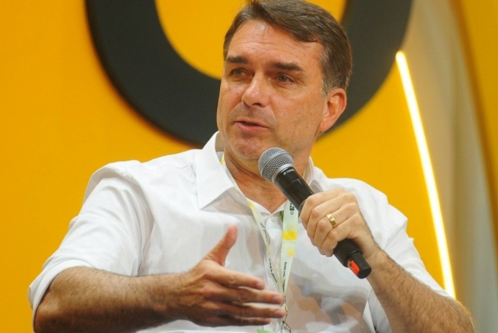 O número assusta antes mesmo de ser explicado: 80,2% das famílias estão endividadas, e isso reacendeu uma discussão que vai muito além de planilhas e discursos. Mas o que esse percentual realmente diz sobre o país? Diz que a dívida deixou de ser exceção e passou a fazer parte da rotina de milhões de brasileiros. Quando oito em cada dez famílias convivem com contas parceladas, cartão de crédito, cheque especial ou empréstimos, a economia deixa de ser um tema distante e entra direto na mesa do jantar. Só que a pergunta mais incômoda vem logo depois: isso é apenas um retrato passageiro ou sinal de algo mais profundo? A resposta é justamente o que alimenta o debate. Para a oposição, esse avanço do endividamento não é um acidente, nem um efeito isolado do cenário internacional. A crítica é direta: o governo Lula estaria conduzindo a economia de forma incapaz de aliviar a pressão sobre o custo de vida. E por que essa acusação ganhou força agora? Porque o dado de fevereiro, divulgado pela Confederação Nacional do Comércio, trouxe um peso simbólico difícil de ignorar. Só que há um detalhe que quase ninguém percebe de imediato: endividamento não significa automaticamente inadimplência. Então por que o número causa tanto impacto? Porque ele funciona como um termômetro da fragilidade financeira. Uma família pode estar pagando suas contas em dia e, ainda assim, viver no limite, sem margem para imprevistos. E é exatamente aí que a discussão muda de nível. Se tanta gente depende de crédito para manter o básico, o problema não está apenas na dívida, mas no custo de continuar vivendo. E o que estaria empurrando tantas famílias para esse limite? Segundo as críticas feitas pelo senador Flávio Bolsonaro, a combinação é conhecida e explosiva: inflação persistente, juros altos, desemprego disfarçado e crescimento fraco diante do aumento do custo de vida. A acusação vai além dos números e tenta atingir o centro da narrativa do governo. Se a população continua apertada, onde estaria a melhora prometida? É aqui que muita gente se surpreende: o debate não ficou restrito aos indicadores econômicos. Ele ganhou tom político. Em vídeo publicado nas redes sociais, Flávio Bolsonaro afirmou que o governo tenta esconder a gravidade do quadro enquanto projeta uma imagem de normalidade. A crítica sustenta que, por trás de viagens, programas e distribuição de recursos, haveria uma realidade bem menos favorável para o brasileiro comum. Mas essa leitura é apenas retórica de oposição ou encontra eco no cotidiano? A força dessa crítica está justamente no fato de que ela conversa com uma sensação já espalhada. Quando o salário parece encolher antes do fim do mês, quando o cartão vira extensão da renda e quando o orçamento depende de parcelamentos sucessivos, o discurso político encontra terreno fértil. Só que o que acontece depois muda tudo: o dado de 80,2% deixa de ser apenas estatística e passa a ser usado como prova de fracasso de gestão. E por que isso pesa tanto sobre o governo Lula? Porque a oposição tenta fixar a ideia de responsabilidade direta. Na descrição desse embate, não se trata de “herança maldita” nem de “efeito global”, mas de escolhas do atual governo. A acusação fala em gastos irresponsáveis, intervencionismo estatal, promessas vazias e uma condução que, em vez de proteger os mais pobres, teria ampliado a pressão sobre eles. Mas será que esse é o ponto central de toda a discussão? Ainda não. O ponto central aparece quando se percebe que o número de famílias endividadas virou mais do que um indicador econômico: virou munição política. Ele reacende o debate sobre quem paga a conta de uma economia pressionada e sobre quem deve ser responsabilizado por isso. E, nesse cenário, a oposição encontrou um símbolo poderoso para atacar Lula: a imagem de um país em que a maioria das famílias vive cercada por boletos, crédito e aperto. No fim, o dado de 80,2% não apenas expõe o tamanho do endividamento. Ele abre uma disputa maior sobre a narrativa da economia brasileira, sobre a credibilidade do governo e sobre a percepção de fracasso ou controle da crise. E é justamente aí que a discussão fica mais delicada, porque o número já foi revelado, a crítica já foi feita, mas a pergunta que permanece é a mais difícil de todas: se esse percentual continuar subindo, o debate econômico pode deixar de ser argumento de oposição e se transformar no centro do desgaste político do governo.