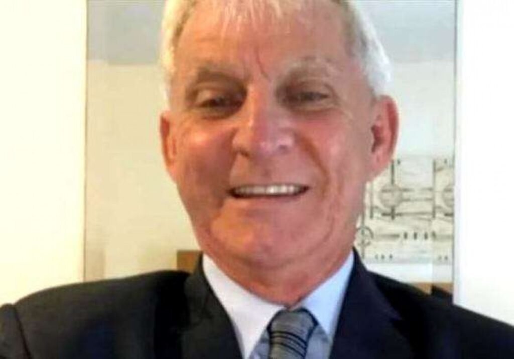 Por que um empresário foi condenado a 14 anos de prisão por um PIX de 500 reais? A condenação do empresário não se deve apenas ao envio do PIX, mas a um contexto mais amplo de atividades ilegais que foram descobertas durante a investigação. Quais foram as atividades ilegais descobertas? As investigações revelaram que o empresário estava envolvido em um esquema de lavagem de dinheiro e fraude fiscal, utilizando transações financeiras aparentemente inocentes para ocultar atividades ilícitas. Como o PIX de 500 reais se encaixa nesse esquema? O PIX de 500 reais foi uma das muitas transações usadas para movimentar dinheiro de forma a disfarçar sua origem ilegal, servindo como evidência no caso. Qual foi o papel da mídia na cobertura desse caso? A mídia, especialmente veículos como o Estadão, desempenhou um papel crucial ao relatar os detalhes do caso, trazendo à tona questões sobre corrupção e justiça no Brasil. Como a sociedade brasileira reagiu a essa condenação? A condenação gerou debates sobre a eficácia do sistema judiciário e a necessidade de maior transparência e rigor no combate à corrupção no país. Quais são as consequências dessa condenação para o empresário? Além da pena de prisão, o empresário enfrenta a perda de credibilidade e danos irreparáveis à sua reputação, afetando sua vida pessoal e profissional. O que esse caso revela sobre o sistema financeiro brasileiro? O caso destaca vulnerabilidades no sistema financeiro, onde transações digitais podem ser usadas para fins ilícitos, exigindo maior fiscalização e controle. Como o caso impactou a percepção pública sobre o uso do PIX? Embora o PIX seja uma ferramenta segura e eficiente, o caso levantou preocupações sobre seu uso indevido, levando a discussões sobre medidas de segurança adicionais. Quais lições podem ser aprendidas com essa situação? A importância de monitorar transações financeiras e a necessidade de políticas mais rígidas para prevenir fraudes e lavagem de dinheiro são lições cruciais desse caso. Como o caso influenciou a legislação sobre crimes financeiros no Brasil? O caso pode servir como catalisador para reformas legais que visem fortalecer o combate a crimes financeiros e aumentar a transparência nas transações. Qual é o papel dos cidadãos na prevenção de crimes financeiros? Os cidadãos podem ajudar ao denunciar atividades suspeitas e exigir maior transparência e responsabilidade das instituições financeiras. Como o caso afeta a confiança nas instituições financeiras? A confiança pode ser abalada, mas medidas proativas e transparência podem ajudar a restaurar a fé nas instituições financeiras. O que pode ser feito para evitar casos semelhantes no futuro? Implementar tecnologias avançadas de monitoramento e promover a educação financeira são passos essenciais para prevenir futuros casos de fraude. Como o caso reflete a situação atual do Brasil em termos de corrupção? O caso é um exemplo de como a corrupção ainda é um desafio significativo, mas também mostra que o sistema judiciário está disposto a agir. Quais são os próximos passos para o empresário após a condenação? O empresário pode buscar apelar da sentença, mas enfrentará um caminho difícil para reconstruir sua vida e reputação após a condenação.