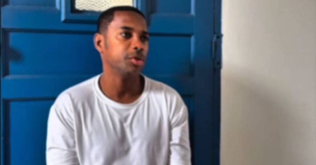 Uma nova tentativa pode mudar o relógio da prisão antes do que muita gente imaginava. Mas como isso seria possível se nada de novo apareceu no caso? A resposta está justamente aí: o pedido não traz fato inédito, e sim uma nova linha de argumentação. Pela terceira vez, a defesa de Robinho foi ao Supremo Tribunal Federal pedir um habeas corpus. O objetivo agora não é discutir toda a condenação de uma vez, mas atacar um ponto que, sozinho, pode alterar o tempo necessário para buscar uma mudança no regime de prisão. E qual é esse ponto que ganhou tanta importância? A defesa quer retirar da condenação o tratamento de crime hediondo. Parece um detalhe técnico, mas é exatamente esse detalhe que quase ninguém percebe. Quando um crime é classificado dessa forma na legislação brasileira, as regras para progressão de regime ficam mais duras. Em vez de cumprir 1/5 da pena para poder pedir a mudança do fechado para o semiaberto, o condenado precisa cumprir pelo menos 2/5. Por que isso faz tanta diferença agora? Porque o tempo já cumprido passou a ser peça central. Robinho está preso desde março de 2024 e cumpre pena de nove anos. Se a condenação deixar de ser tratada como hedionda para esse efeito, ele chegaria ao marco de 1/5 da pena e poderia ao menos pleitear a progressão até o fim de 2025. Se nada mudar, o cenário é outro: os 2/5 só seriam alcançados no fim de 2027. Mas o que exatamente ele ganharia com isso? A ida ao semiaberto permitiria trabalhar e ter quatro saidinhas por ano. E é aqui que muita gente se surpreende: o pedido atual não busca liberdade imediata, mas uma mudança que encurta o caminho para sair do regime fechado. O centro da disputa, portanto, não é apenas ficar preso ou solto, e sim quando ele poderia tentar deixar a condição mais rígida do cumprimento da pena. Quem vai decidir isso? O caso foi distribuído ao ministro Luiz Fux. E há um motivo para isso acontecer de novo. Como ele já analisa outras ações envolvendo o ex-jogador, o novo processo foi encaminhado ao gabinete dele por prevenção. O que acontece depois pode pesar bastante, porque Fux já recebeu quatro habeas corpus em nome de Robinho desde março de 2024. E o histórico ajuda ou atrapalha? Até aqui, atrapalha. Três desses pedidos foram apresentados pelo advogado contratado pela família, incluindo o mais recente, e todos foram negados por Fux. Em todas essas ocasiões, o ministro manteve a decisão do Superior Tribunal de Justiça, que homologou no Brasil a condenação vinda da Itália. Então por que insistir mais uma vez? Porque a estratégia mudou. Em vez de repetir exatamente a mesma tese, a defesa tenta agora mexer no enquadramento que afeta a execução da pena. E há outro elemento que reacende a discussão: segundo fontes ouvidas por VEJA, Robinho tem bom comportamento na prisão, não registra faltas funcionais e mantém relação tranquila com os colegas de cárcere. Isso não resolve tudo, mas entra na conta quando se analisa um futuro pedido de progressão. Mas onde ele está preso e por que isso também chama atenção? A execução penal corre na Justiça estadual de São Paulo, sob segredo de Justiça, porque ele está em Tremembé II, conhecido como o “Presídio dos Famosos”. Ainda assim, o ponto decisivo não está no local, e sim no cálculo jurídico do tempo e na forma como a condenação é tratada no Brasil. E existe mais alguma frente aberta além dessa? Sim. Houve ainda um quarto habeas corpus, apresentado pela advogada Leidinalva Cajado. Esse pedido foi arquivado por falta de procuração de Robinho, mas ela recorreu da decisão. Segundo afirmou, não foi contratada por parentes do ex-atleta e agiu por iniciativa técnica e independente, alegando nulidades graves e a necessidade de resguardar garantias constitucionais. No fim, a nova alegação de Robinho ao STF gira em torno de uma pergunta simples, mas explosiva: a condenação deve continuar carregando, para fins de execução no Brasil, o peso de crime hediondo? Se a resposta continuar sendo sim, o calendário segue travado até 2027. Se em algum momento essa trava cair, o caminho para pedir o semiaberto pode se abrir bem antes. E é justamente nessa diferença de tempo, que parece apenas jurídica, que está a tentativa mais sensível de sair da cadeia sem discutir o caso inteiro outra vez.