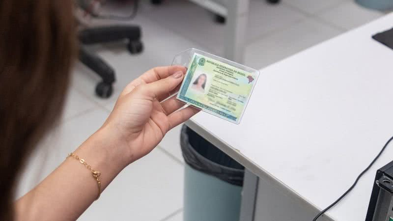 Basta um documento faltar para a vida inteira travar — e é justamente isso que uma ação em Alagoas quer evitar nos próximos dias. Quem poderá ser atendido? A proposta é ampliar o acesso da população a documentos essenciais e enfrentar o **sub-registro**, problema que impede muitas pessoas de exercer direitos básicos. Para isso, a **Corregedoria-Geral da Justiça de Alagoas** realizará a **4ª Semana Nacional do Registro Civil – Registre-se!**, promovida pelo **Conselho Nacional de Justiça** entre os dias **13 e 17 de abril**. Mas onde essa mobilização vai acontecer? Em **Maceió**, a primeira etapa será realizada no bairro **Jacintinho**, nos dias **13 e 14 de abril**, no **Ginásio Poliesportivo Arivaldo Maia**, localizado na **Rua Cleto Campelo**, das **8h às 17h**. Depois, a estrutura seguirá para **Atalaia**, nos dias **16 e 17 de abril**, também no horário das **8h às 17h**. E o que será oferecido gratuitamente? A campanha vai emitir **1ª e 2ª vias de certidão de nascimento**, **2ª via de certidões de casamento e óbito**, **Carteira de Identidade Nacional**, **CPF**, **Reservista**, **Carteira de Trabalho** e **título de eleitor**. Também estarão disponíveis serviços da Justiça Eleitoral, como **inscrição eleitoral**, **transferência eleitoral**, **revisão eleitoral**, **segunda via do título**, **emissão de multas** e **certidões de quitação**. Só documentos civis estarão disponíveis? Não. A ação também reunirá atendimentos sociais e de saúde. Haverá **inscrição e atualização no CadÚnico**, além de serviços como **vacinação**, **testes rápidos para HIV, sífilis e hepatites**, e **cadastro e emissão do Cartão do SUS**. Em Maceió, a Secretaria de Assistência também vai ofertar **Cartão CRIA** para gestantes e crianças de até 6 anos, **Carteirinha do Idoso**, **Carteirinha do Autista**, além de atendimento técnico do **Bolsa Família** e do **BPC**. Há outros atendimentos além desses? Sim. A programação inclui ainda emissão de documentos e cartões especiais, como a **Carteira de Identificação da Pessoa com Transtorno do Espectro Autista**, o **Cartão de Identificação de Pessoa com Deficiência** e a **Carteira da Pessoa Idosa**. Também serão prestadas **informações sobre direitos e benefícios previdenciários e assistenciais**, além de **assistência jurídica** e **esclarecimentos sobre violência doméstica**. A campanha alcança públicos específicos? Sim. Nos dias **14, 15 e 16 de abril**, a ação contará com a parceria do programa **Fazendo Justiça**, com oferta de documentos gratuitos para **reeducandos do Sistema Prisional**. Já os **socioeducandos da Superintendência de Medidas Socioeducativas**, em Maceió, serão atendidos no dia **15**. Quem está por trás dessa estrutura? Em Alagoas, a campanha é coordenada pelo corregedor-geral da Justiça, **desembargador Celyrio Adamastor**, e pela juíza auxiliar **Laila Kerckhoff**. A iniciativa reúne ainda parceria do **Tribunal de Justiça de Alagoas**, das **Prefeituras de Maceió e Atalaia**, da **Arpen/AL**, das secretarias municipais de **Assistência Social** e **Saúde**, do **Instituto de Identificação**, da **Receita Federal**, da **Superintendência Regional do Trabalho e Emprego de Alagoas**, do **Exército Brasileiro**, da **Casa de Direitos**, da **Defensoria Pública do Estado de Alagoas**, do **INSS** e do **Ministério Público de Alagoas**. E como ter acesso, na prática? Em **Maceió**, o atendimento será no **Ginásio Poliesportivo Arivaldo Maia**, na **Rua Cleto Campelo, S/N, em frente ao Posto Petrobrás, no Jacintinho**, nos dias **13 e 14 de abril**, das **8h às 17h**. Em **Atalaia**, será na **Escola Municipal Antônio Amâncio de Melo Bastos**, na **Rua Lourival Melo, Loteamento Santa Inês, Vila José Paulino, S/N**, nos dias **16 e 17 de abril**, também das **8h às 17h**. Ao longo da ação, estarão disponíveis gratuitamente **certidões**, **Carteira de Identidade Nacional**, **CPF**, **Reservista**, **Carteira de Trabalho**, **serviços eleitorais**, **CadÚnico**, **assistência jurídica**, **orientações sobre benefícios**, **vacinação**, **testes rápidos** e **Cartão do SUS**.