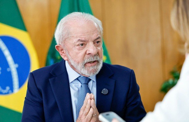 **A Política Piorou Muito: Análise das Declarações de Lula** O presidente Luiz Inácio Lula da Silva recentemente fez uma declaração impactante sobre o estado atual da política no Brasil. Durante uma reunião ministerial no Palácio do Planalto, Lula afirmou que a política "piorou muito" e, em muitos casos, "virou negócio". Mas o que exatamente ele quis dizer com isso? E quais são as implicações dessas declarações para o cenário político atual? **O que significa dizer que a política virou negócio?** Segundo Lula, a afirmação de que a política se tornou um negócio refere-se ao fato de que cargos públicos passaram a ter "um preço muito alto". Isso sugere que, em vez de serem ocupados por mérito ou compromisso com o serviço público, muitos cargos são negociados com base em interesses pessoais ou financeiros. Essa prática pode levar a uma deterioração do ambiente institucional, onde decisões são tomadas não pelo bem público, mas para beneficiar interesses privados. **Quem são os responsáveis por essa deterioração?** Lula reconheceu que há "muita gente séria" na política, mas também destacou que todos têm responsabilidade no cenário atual. Ele mencionou que muitos evitam propor mudanças para não gerar conflitos, o que contribui para a manutenção do status quo. Essa inação pode ser vista como uma forma de cumplicidade, onde a falta de ação permite que práticas prejudiciais continuem a prosperar. **Quais instituições estão degradadas, segundo Lula?** Embora Lula tenha mencionado a "degradação de algumas instituições", ele não detalhou quais seriam essas instituições. No entanto, a declaração sugere uma preocupação com a integridade e a eficácia de órgãos governamentais e outras entidades públicas. A degradação institucional pode se manifestar de várias formas, incluindo corrupção, ineficiência e falta de transparência. **Como reverter esse quadro?** Lula acredita que o quadro atual pode ser revertido por meio da política, mas enfatiza que a mudança depende do engajamento da população. Isso implica que os cidadãos têm um papel crucial a desempenhar na revitalização do sistema político, seja por meio do voto, da participação em debates públicos ou do apoio a reformas que promovam a transparência e a responsabilidade. **Por que os ministros estão deixando o governo?** A saída de ao menos 14 ministros do governo está relacionada ao prazo de desincompatibilização, que exige o afastamento de cargos públicos para aqueles que pretendem concorrer nas eleições de outubro. Essa regra visa garantir que os candidatos não utilizem suas posições para obter vantagens eleitorais. Lula optou por não trazer novos nomes de fora para os ministérios, a fim de garantir continuidade aos trabalhos já em andamento. **Quais são os avanços mencionados por Lula?** Durante a reunião, Lula agradeceu aos integrantes do governo e destacou "avanços" desde o início do mandato. Segundo ele, o país está "muito, muito melhor" do que no começo da gestão. Embora não tenha especificado quais seriam esses avanços, a declaração sugere uma visão positiva sobre o progresso feito em áreas como economia, infraestrutura ou políticas sociais. **Qual é o papel de Geraldo Alckmin nas próximas eleições?** Lula confirmou o vice-presidente Geraldo Alckmin como pré-candidato a vice em sua chapa para a reeleição. Essa escolha pode ser vista como uma estratégia para fortalecer a base política e atrair eleitores que se identificam com Alckmin, que tem uma trajetória política distinta e respeitada. Em resumo, as declarações de Lula trazem à tona questões importantes sobre a integridade e a eficácia do sistema político brasileiro. A percepção de que a política "piorou muito" e "virou negócio" levanta preocupações sobre a necessidade de reformas e o papel ativo que a população deve desempenhar para promover mudanças significativas.