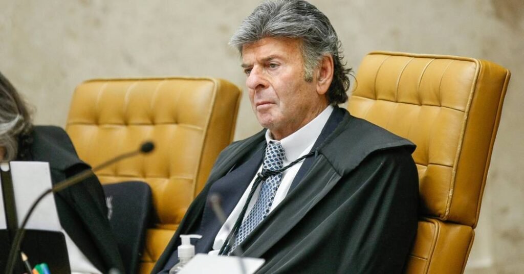 Uma votação parecia caminhar para um desfecho previsível, mas um detalhe levantado no fim mudou a forma de olhar para tudo. O que estava em jogo, afinal? Não era apenas a manutenção de uma decisão já tomada, mas a tentativa de reabrir um ponto que a defesa considerava essencial. O ministro Luiz Fux votou para rejeitar os embargos de declaração apresentados pelo senador Sergio Moro contra a decisão da Primeira Turma do STF que o tornou réu. Até aí, nada parecia fugir do roteiro. Mas por que esse voto chamou atenção? Porque, mesmo acompanhando a rejeição do recurso, Fux concordou com uma observação feita pela defesa. E isso levanta a pergunta inevitável: como alguém pode negar o pedido e, ao mesmo tempo, admitir que existe algo a ser examinado? A resposta está justamente na ressalva. Fux entendeu que é preciso apurar quem foi o responsável pela divulgação da gravação e se Moro tinha ciência dessa divulgação. E é nesse ponto que a maioria para, mas o caso continua. Que gravação é essa? Trata-se do vídeo que embasou a denúncia da Procuradoria-Geral da República por calúnia contra Gilmar Mendes. Nele, Moro aparece falando em “comprar um habeas corpus” do ministro. A partir disso, a PGR denunciou o senador, e a Primeira Turma decidiu torná-lo réu. Então por que a defesa insistiu tanto nesse novo recurso? Porque os advogados queriam que o Supremo reconhecesse uma omissão: a falta de análise sobre a responsabilidade pela divulgação do vídeo e sobre o eventual conhecimento de Moro a respeito disso. Em outras palavras, a defesa não tentava apenas discutir o conteúdo da fala, mas também o caminho que levou essa gravação ao espaço público. Parece um detalhe secundário? É justamente aí que muita gente se surpreende. Se o foco está na frase dita no vídeo, por que importa saber quem divulgou a gravação? Porque esse ponto pode interferir na compreensão sobre a extensão da responsabilidade de quem aparece nas imagens. Mas há um aspecto que quase passa despercebido: Fux não acolheu o recurso para mudar o resultado, porém registrou que a apuração desse ponto é necessária. E isso cria uma camada a mais num julgamento que, à primeira vista, parecia encerrado. Quando esse movimento começou? No ano passado, Fux pediu vista quando o placar já estava em quatro votos a zero pela rejeição do recurso. Esse pedido interrompeu o andamento e adiou a conclusão. O julgamento foi retomado nesta sexta-feira no plenário virtual, com previsão de duração até o dia 20. Só que existe outro elemento que muda a leitura do caso. Qual? Apesar do prazo formal, todos os ministros já votaram. Isso significa que o resultado está definido: os embargos de declaração de Moro foram rejeitados, e a decisão que o tornou réu foi confirmada. Então por que a ressalva de Fux ganhou tanto peso? Porque ela não altera o placar, mas impede que um ponto sensível desapareça no meio da decisão. E o que isso revela? Que, mesmo em um julgamento com resultado consolidado, ainda pode haver divergência sobre o que precisa ser melhor esclarecido. Fux não afastou a condição de réu de Moro, mas sinalizou que a investigação sobre a divulgação da gravação e sobre o conhecimento do senador a respeito disso não deve ser ignorada. O que vem depois é o que realmente muda a percepção do caso. No fim, a confirmação de Moro como réu permaneceu. Mas a marca deixada por Fux foi outra: a de que o centro da discussão não está apenas no que foi dito, e sim também em como esse conteúdo veio à tona e quem teve participação nisso. E quando um julgamento parece terminar com tudo resolvido, é justamente esse tipo de ressalva que indica que a história ainda não parou de se mover.