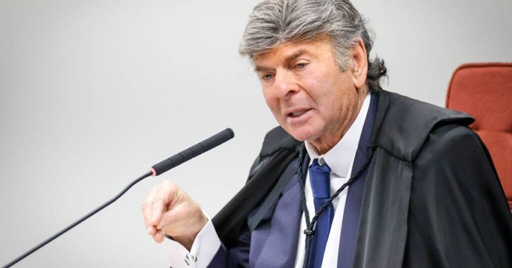 Bastou uma decisão para desmontar, em poucas linhas, um plano que parecia pronto para tomar o controle do Rio. Mas o que exatamente virou o jogo? A mudança veio de uma canetada no Supremo que suspendeu dois pontos centrais da nova regra criada para a eleição indireta de governador e vice no Estado. A lei aprovada na Alerj e sancionada por Cláudio Castro previa votação aberta entre os deputados e um prazo de apenas 24 horas para desincompatibilização de quem quisesse disputar os cargos. Parecia uma solução sob medida para uma transição rápida. Só que não ficou de pé. E por que isso causou tanto impacto? Porque, ao derrubar esses trechos, Luiz Fux fez voltar a valer a regra constitucional de seis meses de desincompatibilização. E é aqui que quase todo mundo trava: os nomes que estavam no centro da articulação ocupam cargos públicos. Se a exigência passa a ser de seis meses, eles simplesmente deixam de atender ao prazo. Quem sai do tabuleiro com isso? A resposta muda o peso da decisão. Ficam fora, de uma vez, Douglas Ruas, secretário estadual das Cidades; Nicola Miccione, secretário estadual da Casa Civil; e André Ceciliano, secretário de Assuntos Parlamentares do governo Lula. Todos eram citados no jogo da eleição indireta. Todos passam a esbarrar no mesmo obstáculo. E quando os principais nomes somem ao mesmo tempo, a pergunta seguinte surge sozinha: quem sobra? Por enquanto, quase ninguém com força equivalente. Aliados da direita dizem não ter outro nome em mãos além de Ruas para o mandato-tampão. Só que Ruas também foi atingido pela nova leitura da regra. Então por que a movimentação não parou? Porque a decisão de Fux ainda vai ao plenário do STF. E enquanto isso não acontece, o grupo político de Castro tenta ganhar tempo e redesenhar a estratégia. Mas há um detalhe que muita gente não percebe de imediato: essa disputa não é apenas sobre quem ocupa o cargo por alguns meses. O plano do PL era eleger na Alerj um nome alinhado ao governo para chegar à eleição de outubro com a máquina na mão. Isso mudaria o peso da campanha. E é justamente esse cenário que Eduardo Paes buscava evitar no campo jurídico, por meio do pedido apresentado pelo PSD. Então a decisão atinge só a eleição indireta? Não. O que acontece depois embaralha ainda mais o cenário. Cláudio Castro ainda mantinha a expectativa de permanecer no cargo até 4 de abril, quando se desincompatibilizaria para disputar o Senado. Ao mesmo tempo, aguardava uma sinalização no TSE no julgamento ligado ao caso Ceperj, retomado na próxima terça-feira. Só que, com a nova decisão, a cúpula do PL e o núcleo duro do governador passaram a discutir a renúncia até domingo, antes mesmo desse julgamento. E por que tanta pressa? Porque, se Castro for cassado, a estratégia seria tentar manter sua candidatura ao Senado com base em liminar. Ou seja: a decisão no Supremo não apenas mexe na sucessão estadual, como pressiona o calendário político de quem ainda tenta preservar um projeto eleitoral maior. Só que a confusão não para aí. E é nesse ponto que a maioria se surpreende. A crise pode alcançar também o comando da Alerj. Rodrigo Bacellar, afastado da presidência da Casa pelo STF no caso TH Joias, também corre risco no julgamento do Ceperj. Se isso acontecer, abre-se outra frente de disputa dentro do mesmo terremoto político. E o que isso provoca na prática? Um efeito dominó. Um aliado de Castro já admite a possibilidade de Douglas Ruas disputar justamente a cadeira antes ocupada por Bacellar. Repare no tamanho da reviravolta: um nome que perde espaço em uma eleição pode reaparecer em outra peça-chave do mesmo tabuleiro. Como se não bastasse, o governo ainda prepara a saída de secretários que serão candidatos em outubro. A previsão é de uma debandada de 14 nomes, com publicação no Diário Oficial. Isso mostra que a decisão de Fux não caiu sobre um cenário parado. Ela atingiu uma engrenagem em movimento, no momento em que cada cargo, cada prazo e cada renúncia tinham valor estratégico. No fim, a reviravolta é maior do que parecia no primeiro impacto. A decisão suspendeu regras que favoreciam uma transição rápida, retirou da corrida os nomes mais cotados, pressionou o futuro de Cláudio Castro, reacendeu o cálculo eleitoral de Eduardo Paes e ainda lançou dúvida sobre o comando da Alerj. O ponto principal é esse: ao restaurar a exigência de seis meses de desincompatibilização, Fux não apenas mudou uma regra — ele desmontou o desenho político que estava sendo montado para controlar a sucessão no Rio. E o que vier do plenário do STF pode, de novo, mudar tudo.