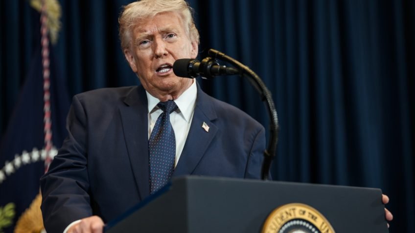 **Qual é o contexto da declaração de Donald Trump sobre o estreito de Ormuz?** No dia 5 de abril de 2026, o presidente dos Estados Unidos, Donald Trump, fez uma declaração contundente exigindo que o Irã reabrisse o **estreito de Ormuz**. Segundo a publicação, Trump deu um prazo de 48 horas para que o Irã liberasse a passagem, caso contrário, prometeu que os EUA atacariam pontes e usinas de energia iranianas na terça-feira, 7 de abril. Esta declaração foi feita em meio a uma tensão crescente entre os EUA e o Irã, com o estreito de Ormuz sendo um ponto crítico devido à sua importância estratégica para o tráfego de petróleo e gás natural. **Por que o estreito de Ormuz é tão importante?** O **estreito de Ormuz** é uma via marítima estratégica por onde trafegam cerca de 20% do petróleo global, além de gás natural e ureia. Seu fechamento quase total pelo Irã, desde o início da guerra com os EUA e Israel, tem causado impactos significativos na cadeia global de energia. Segundo a publicação, o bloqueio do estreito resultou em um aumento do preço do barril de petróleo, pressionando a inflação global e afetando mercados internacionais. **Quais são as implicações políticas internas para Trump?** A situação no estreito de Ormuz adiciona uma camada de tensão política interna para Trump, especialmente com as eleições de meio de mandato se aproximando, marcadas para 5 de novembro. Essas eleições são cruciais para definir o controle do Congresso e testar a influência política de Trump. O presidente tem alternado entre ameaças e recuos em relação ao Irã, enquanto também enfrenta pressão de aliados para resolver a crise. **Como os aliados dos EUA estão reagindo à situação?** O Reino Unido, um aliado histórico dos EUA, está buscando uma solução diplomática para a crise. De acordo com a publicação, na quinta-feira, 2 de abril, o Reino Unido reuniu representantes de 40 nações para debater uma ação coordenada visando à reabertura do estreito. Trump, por outro lado, criticou os países afetados pelo fechamento, sugerindo que deveriam buscar seu próprio petróleo, e chamou integrantes da **Otan** de “covardes” por não agirem contra o Irã. **Quais são as possíveis consequências de um ataque dos EUA ao Irã?** Caso os EUA realmente ataquem o Irã, como ameaçado por Trump, as consequências podem ser severas. Além de uma escalada militar direta, um ataque poderia desestabilizar ainda mais a região do Oriente Médio, afetar o fornecimento global de energia e provocar uma resposta militar do Irã. A situação é delicada e requer uma abordagem cuidadosa para evitar um conflito mais amplo. **O que está em jogo para o mercado global de energia?** O bloqueio do estreito de Ormuz pelo Irã já está causando um aumento nos preços do petróleo, o que, por sua vez, pressiona a inflação global. A continuidade dessa situação pode levar a um aumento ainda maior dos preços, afetando economias ao redor do mundo. A reabertura do estreito é crucial para estabilizar o mercado de energia e evitar mais perturbações econômicas. **Como a situação pode ser resolvida?** A resolução da crise no estreito de Ormuz requer uma combinação de diplomacia e pressão internacional. A reunião organizada pelo Reino Unido é um passo na direção certa, buscando uma solução coordenada e pacífica. No entanto, a postura agressiva de Trump e as tensões existentes entre os EUA e o Irã complicam o cenário. A comunidade internacional precisa trabalhar em conjunto para encontrar uma solução que evite um conflito militar e estabilize o mercado de energia.