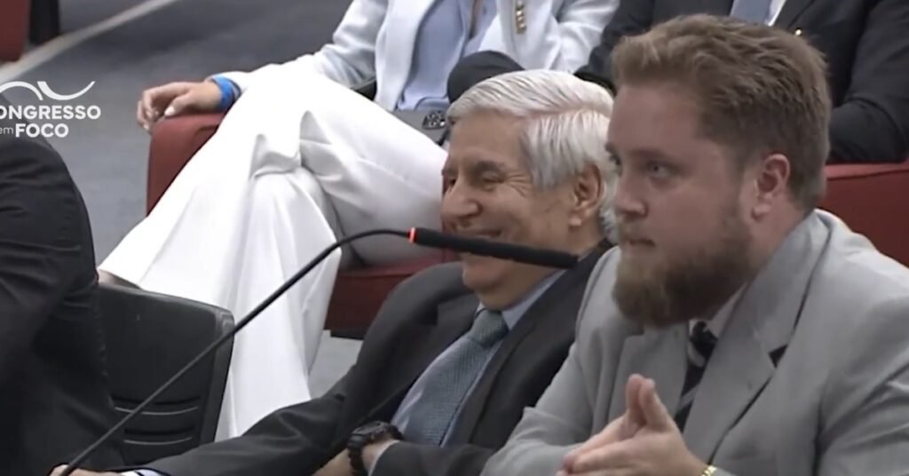 Quem é Matheus Milanez e qual sua ligação com Augusto Heleno? Matheus Milanez é advogado de defesa do general Augusto Heleno no julgamento dos atos antidemocráticos de 8 de janeiro de 2026. Ele se destacou por sua atuação no caso e agora anuncia sua pré-candidatura à Câmara dos Deputados pelo Republicanos. Por que a pré-candidatura de Milanez é relevante? A pré-candidatura de Milanez é relevante devido à sua notoriedade adquirida no julgamento de Heleno, um caso de grande repercussão nacional. Sua entrada na política pode influenciar o cenário político e jurídico. Qual foi o pedido inusitado de Milanez ao STF? Milanez solicitou ao ministro Alexandre de Moraes que a oitiva começasse às 10h, não às 9h, alegando falta de tempo para se organizar após uma sessão que terminou tarde. Moraes ironizou o pedido, mencionando brunch e jantar. Como Alexandre de Moraes respondeu ao pedido de Milanez? Moraes ironizou, dizendo que, se terminassem no dia seguinte, Milanez teria tempo para um brunch na quarta e um jantar no Dia dos Namorados, mostrando desdém pelo pedido do advogado. Qual era a posição de Heleno durante o governo Bolsonaro? Augusto Heleno era ministro do Gabinete de Segurança Institucional da Presidência da República no governo de Jair Bolsonaro, posição de destaque na administração federal. Qual a situação atual de Augusto Heleno? Heleno cumpre pena de 21 anos em prisão domiciliar humanitária, após ser condenado por envolvimento em atos antidemocráticos. Sua situação jurídica é complexa e de grande interesse público. Como Milanez descreveu a acusação contra Heleno? Milanez chamou a acusação de "inepta" e comparou-a a "terraplanismo", afirmando que faltavam provas do envolvimento de Heleno com a organização criminosa ou atos antidemocráticos. O que Milanez quis dizer com "terraplanismo argumentativo"? Ele usou o termo para criticar a denúncia da PGR, comparando-a a uma série de ficção onde cientistas tentam provar que a Terra é plana, sugerindo que a acusação era forçada e sem base sólida. Qual foi a reação de Milanez à denúncia da PGR? Milanez comparou a denúncia a uma série de ficção, chamando-a de "forçação de narrativa" e "terraplanismo argumentativo", indicando que considerava a acusação infundada e exagerada. Quais são as expectativas para a pré-candidatura de Milanez? A expectativa é que Milanez use sua notoriedade do caso Heleno para atrair eleitores, destacando-se por sua defesa enérgica e crítica ao sistema judicial, o que pode ressoar com parte do eleitorado. Como a atuação de Milanez no caso Heleno pode influenciar sua campanha? Sua atuação, marcada por pedidos inusitados e críticas contundentes, pode atrair eleitores que valorizam uma postura combativa e crítica ao sistema, diferenciando-o de outros candidatos. Qual o impacto da candidatura de Milanez no cenário político? A candidatura pode trazer debates sobre o sistema judicial e a defesa de figuras controversas, influenciando discussões políticas e jurídicas, além de mobilizar eleitores insatisfeitos com o status quo. O que o futuro reserva para Milanez na política? Se eleito, Milanez pode se tornar uma voz influente na Câmara, especialmente em questões jurídicas e de direitos civis, aproveitando sua experiência e visibilidade adquirida no caso Heleno.