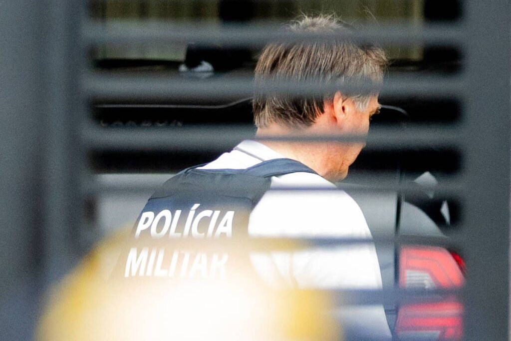 Por que os advogados de Bolsonaro enviaram um laudo ao STF? Os advogados enviaram um laudo médico ao STF indicando a necessidade de cirurgia no ombro direito de Bolsonaro, devido a dores e limitações de movimento. Qual é a condição médica de Bolsonaro? Bolsonaro apresenta dores no ombro direito e limitações de movimento, conforme o laudo assinado pelo médico Brasil Ramos Caiado. Qual foi o tratamento inicial para o problema no ombro? Foi tentado tratamento por meio de fisioterapia, mas não foi suficiente para resolver o problema no ombro de Bolsonaro. Por que Bolsonaro está em prisão domiciliar? Bolsonaro está em prisão domiciliar temporária para se recuperar de uma broncopneumonia, após ser internado no fim de março. Quais são as restrições da prisão domiciliar de Bolsonaro? Apenas advogados e um núcleo restrito de familiares podem visitá-lo, e em horário reduzido, conforme as restrições definidas pelo ministro Alexandre de Moraes. Qual é a duração da prisão domiciliar de Bolsonaro? A prisão domiciliar temporária de Bolsonaro tem duração de 90 dias. Qual foi a pena original de Bolsonaro? Bolsonaro foi condenado a uma pena de 27 anos e 3 meses em regime inicial fechado. Por que a vigilância foi reforçada na região onde Bolsonaro cumpre pena? A vigilância foi reforçada após o registro de voos não autorizados sobre o imóvel onde Bolsonaro cumpre prisão domiciliar. Quais exercícios foram indicados para Bolsonaro? O médico indicou exercícios leves, como uso de bicicleta estacionária por curtos períodos e caminhadas na esteira. Qual é a importância do envio de laudos médicos regulares? O envio de laudos médicos regulares é uma das restrições definidas para a prisão domiciliar temporária de Bolsonaro. Como a internação hospitalar afetou Bolsonaro? A internação hospitalar resultou em perda geral de condicionamento e dificuldades na realização da fisioterapia. Quem assinou o laudo médico enviado ao STF? O laudo médico foi assinado pelo médico Brasil Ramos Caiado. Qual é a situação atual de saúde de Bolsonaro? Bolsonaro enfrenta dores no ombro e limitações de movimento, além de estar em recuperação de uma broncopneumonia. Como a prisão domiciliar de Bolsonaro foi justificada? A prisão domiciliar foi justificada como humanitária, para permitir a recuperação de Bolsonaro de problemas de saúde. Quais são as consequências da cirurgia no ombro para Bolsonaro? A cirurgia no ombro pode ajudar a aliviar as dores e melhorar a mobilidade, mas também pode impactar sua rotina e recuperação. Como a situação jurídica de Bolsonaro pode evoluir? A evolução depende de fatores como sua recuperação, cumprimento das restrições e decisões judiciais futuras. O que pode acontecer após os 90 dias de prisão domiciliar? Após os 90 dias, a situação de Bolsonaro pode ser reavaliada, considerando sua saúde e cumprimento das condições impostas. Como a saúde de Bolsonaro afeta sua situação legal? A saúde de Bolsonaro é um fator importante na determinação de sua capacidade de cumprir a pena e as condições de prisão. Quais são os próximos passos para os advogados de Bolsonaro? Os advogados devem continuar monitorando a saúde de Bolsonaro e enviando laudos médicos conforme necessário. Como a cirurgia pode impactar a recuperação de Bolsonaro? A cirurgia pode ser crucial para a recuperação completa do ombro, mas requer cuidados pós-operatórios e fisioterapia adequada.