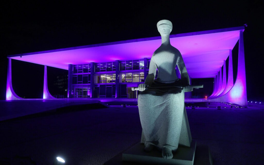 Bastou um sussurro para transformar um relatório em algo muito maior do que um simples documento político. Mas por que um sussurro chamaria tanta atenção? Porque ele não veio de qualquer lugar. Veio de uma “ala” do STF, segundo informação publicada por O Globo e repercutida por O Antagonista, em reação ao relatório da CPI do Crime Organizado. E quando uma reação assim surge de dentro da mais alta Corte do país, a pergunta deixa de ser apenas o que foi dito e passa a ser o que isso revela. O que, afinal, provocou esse incômodo? O relatório apresentado pelo senador Alessandro Vieira, do MDB de Sergipe, pediu o indiciamento de três ministros do Supremo e do procurador-geral da República, Paulo Gonet. Só isso já seria suficiente para elevar a temperatura. Mas há um detalhe que quase ninguém percebe de imediato: a crítica atribuída a essa “ala” do STF não se concentrou apenas no conteúdo, e sim no caráter do relatório, classificado como “político”. E por que essa palavra pesa tanto? Porque chamar um relatório de “político” não é apenas discordar dele. É sugerir que ele ultrapassa a fronteira da apuração e entra no terreno da disputa, da estratégia, da pressão institucional. E é justamente aí que a maioria se surpreende: a reação não veio em tom oficial, aberto e frontal. Veio em forma de bastidor, de murmúrio, de recado indireto. Mas quem compõe essa “ala”? Essa é uma das perguntas mais importantes, e também uma das menos respondidas. O Globo, segundo a própria descrição da notícia, não informa por quantos ministros ela é formada. E essa ausência de definição muda tudo. Porque quando não se sabe quantos são, nem exatamente quem são, o peso político da expressão cresce. É um grupo relevante? É uma minoria barulhenta? É apenas uma percepção de bastidor? A falta de contorno claro alimenta ainda mais a tensão. E por que isso importa tanto? Porque o centro da questão não está apenas no relatório da CPI, mas no choque que ele produz entre instituições. Quando um senador pede o indiciamento de ministros do STF e do procurador-geral da República, o gesto deixa de ser apenas legislativo. Ele toca diretamente o coração do sistema de poder em Brasília. O que acontece depois, então, muda o foco: a discussão já não é só sobre o mérito do relatório, mas sobre a reação que ele desperta. Só que existe outra camada nessa história. Se a crítica foi feita em tom reservado, por que ela veio a público? Essa dúvida é inevitável. E a resposta possível está no próprio efeito da divulgação: um sussurro, quando revelado, pode funcionar como aviso, pressão ou tentativa de enquadrar a narrativa antes que ela avance. Não é preciso um pronunciamento formal para produzir impacto. Às vezes, o bastidor fala justamente porque quer ser ouvido sem parecer que falou. Mas o relatório tem força para produzir consequências concretas? Essa é a pergunta que fica pairando sobre tudo. O pedido de indiciamento, por si só, não encerra o assunto. Ele abre uma frente de disputa política e institucional. E é aqui que surge um novo ponto de tensão: se o relatório é visto por integrantes do Supremo como “político”, isso enfraquece sua legitimidade ou reforça a percepção de que ele atingiu um alvo sensível? Essa ambiguidade é o que mantém o caso em movimento. De um lado, há a iniciativa de Alessandro Vieira, que coloca no papel uma acusação de enorme peso. De outro, há a reação atribuída a uma ala do STF, que tenta enquadrar esse movimento como algo menos jurídico e mais político. Nenhum dos dois lados encerra a discussão. Ao contrário: cada passo amplia a dúvida seguinte. E talvez seja exatamente esse o ponto principal, embora ele só apareça com nitidez no fim. O episódio não expõe apenas um conflito em torno de um relatório da CPI do Crime Organizado. Ele revela como, em Brasília, até um comentário sussurrado pode funcionar como resposta institucional. O relatório ainda está no centro da cena, mas o que realmente chama atenção é o modo como o Supremo, mesmo sem falar oficialmente, já começou a reagir. E quando a reação começa antes mesmo de qualquer desfecho, é sinal de que a história está longe de terminar.