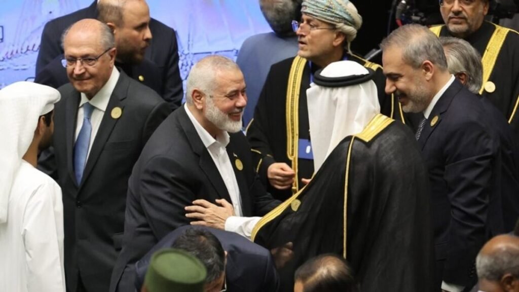 “Salvaram a democracia.” A frase foi dita sem rodeios, mas o que realmente chama atenção não é só o peso dessas palavras — é o que veio junto com elas. Salvaram de quê, exatamente? E por que, no mesmo movimento, surgiu a afirmação de que quem “apoia ditadura” não deveria nem ser candidato? A resposta começa em uma declaração pública, feita diante de jornalistas, em um momento que parecia protocolar, mas acabou ganhando um tom claramente político. O que estava acontecendo ali? Tratava-se de um café da manhã com jornalistas, realizado na saída de Geraldo Alckmin do Ministério do Desenvolvimento, Indústria, Comércio e Serviços, pasta que ele acumulava com a vice-presidência da República. Foi nesse evento que ele afirmou: “Democracia, nós salvamos a democracia, versus ditadura, autoritarismo. Nós, eu e o presidente Lula, salvamos a democracia.” Mas por que essa fala repercutiu tanto? Porque ela não parou nessa autodefinição. Alckmin avançou e disse que aqueles que “apoiam ditadura” não deveriam nem se candidatar. E é justamente aí que muita gente trava a leitura e volta uma linha para conferir se entendeu direito. Não era apenas uma defesa do governo. Era também um recado político sobre quem, na visão dele, não deveria disputar eleição. Recado para quem? Essa é a pergunta que naturalmente aparece em seguida. Alckmin fez a afirmação ao se contrapor às candidaturas que desafiam a reeleição do governo federal nas próximas eleições, em outubro. Ou seja, a fala não surgiu no vazio. Ela foi colocada dentro de um cenário eleitoral, em que o governo já observa adversários e tenta enquadrar o debate em torno de democracia versus autoritarismo. Mas há um ponto que quase passa despercebido: ele citou nomes? Não. Alckmin não foi específico sobre quais ditaduras estariam em questão, nem se falava de apoio a regimes do Brasil ou de outros países. E essa ausência de precisão abriu espaço para uma dúvida inevitável: quando alguém faz uma acusação tão ampla, sem delimitar exatamente o alvo, o efeito político aumenta ou enfraquece? A resposta depende do que se observa depois. Questionado sobre o crescimento do senador Flávio Bolsonaro nas pesquisas, Alckmin minimizou. Disse que, na maioria das aferições de intenção de voto, o presidente Lula venceria. Isso ajuda a entender o contexto? Sim, porque mostra que a fala sobre democracia e ditadura apareceu também como instrumento de contraste eleitoral. Só que existe um detalhe que muda a leitura. Se o critério é rejeitar apoio a ditaduras, como essa régua se encaixa no histórico recente e antigo do próprio campo político de Lula e Alckmin? É aqui que a maioria se surpreende, porque a discussão deixa de ser apenas sobre a frase e passa a envolver coerência. Em 2024, Alckmin foi à posse do presidente iraniano Masoud Pezeshkian. No evento, esteve muito próximo de Ismail Haniyeh, líder do Hamas, morto pouco tempo depois. Isso, por si só, reacendeu críticas sobre a proximidade com figuras e ambientes ligados a regimes e grupos radicais. E o que acontece depois amplia ainda mais a dúvida. Os governos do PT mantiveram, ao longo dos anos, aliança histórica com as ditaduras da Venezuela e de Cuba. O rompimento mais visível com Nicolás Maduro só apareceu em agosto de 2024, diante das evidências de mais uma eleição venezuelana manipulada. Mesmo assim, Lula passou a criticar o regime sem romper formalmente com o chavismo. Isso contradiz a fala de Alckmin? A pergunta surge quase sozinha, porque o próprio histórico do grupo político traz declarações difíceis de ignorar. Em 2005, em Brasília, ao lado de Hugo Chávez, Lula reagiu a críticas internacionais dizendo que a Venezuela vivia um “excesso de democracia”. Quando essa frase volta ao debate, a declaração recente de Alckmin ganha outra camada. Então o que ele quis dizer, afinal? No plano imediato, quis afirmar que ele e Lula foram decisivos na defesa da democracia e, ao mesmo tempo, deslegitimar adversários associados, segundo sua fala, ao apoio à ditadura. Mas o ponto principal aparece no fim justamente porque ele não está apenas no que foi dito — está no choque entre o discurso atual e os vínculos políticos que continuam sendo lembrados sempre que esse tema volta à mesa. E talvez seja por isso que a frase não se encerra nela mesma. Quando alguém diz que “salvou a democracia” e que quem “apoia ditadura” não deveria ser candidato, a discussão deixa de ser só sobre adversários. Ela inevitavelmente retorna para quem falou — e para tudo o que já foi dito e feito antes.